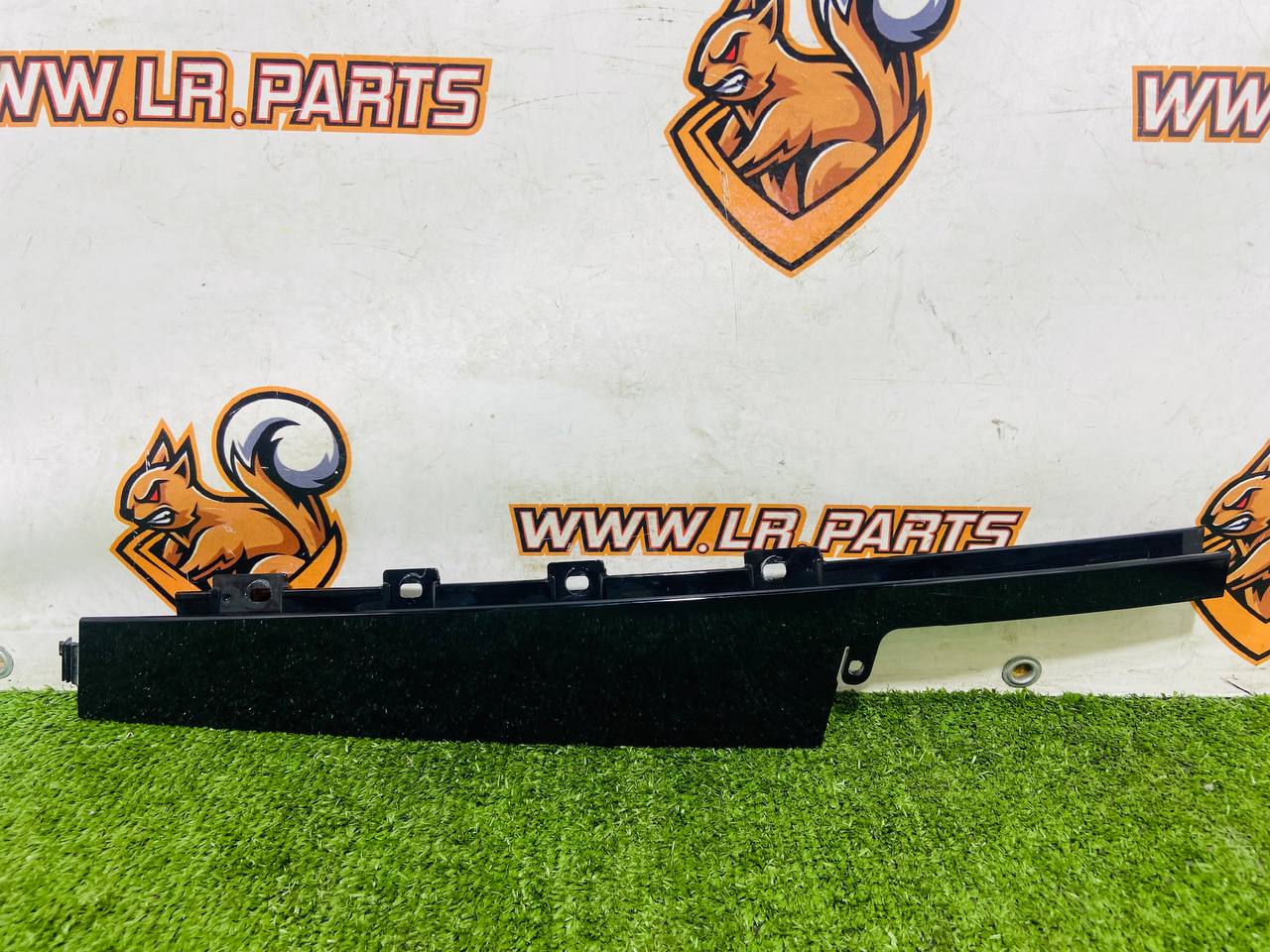 LR114182 Front door molding right vertical RANGE ROVER EVOQUE NEW (L551) 2019- Used cost 35 € in stock 1 pcs.
