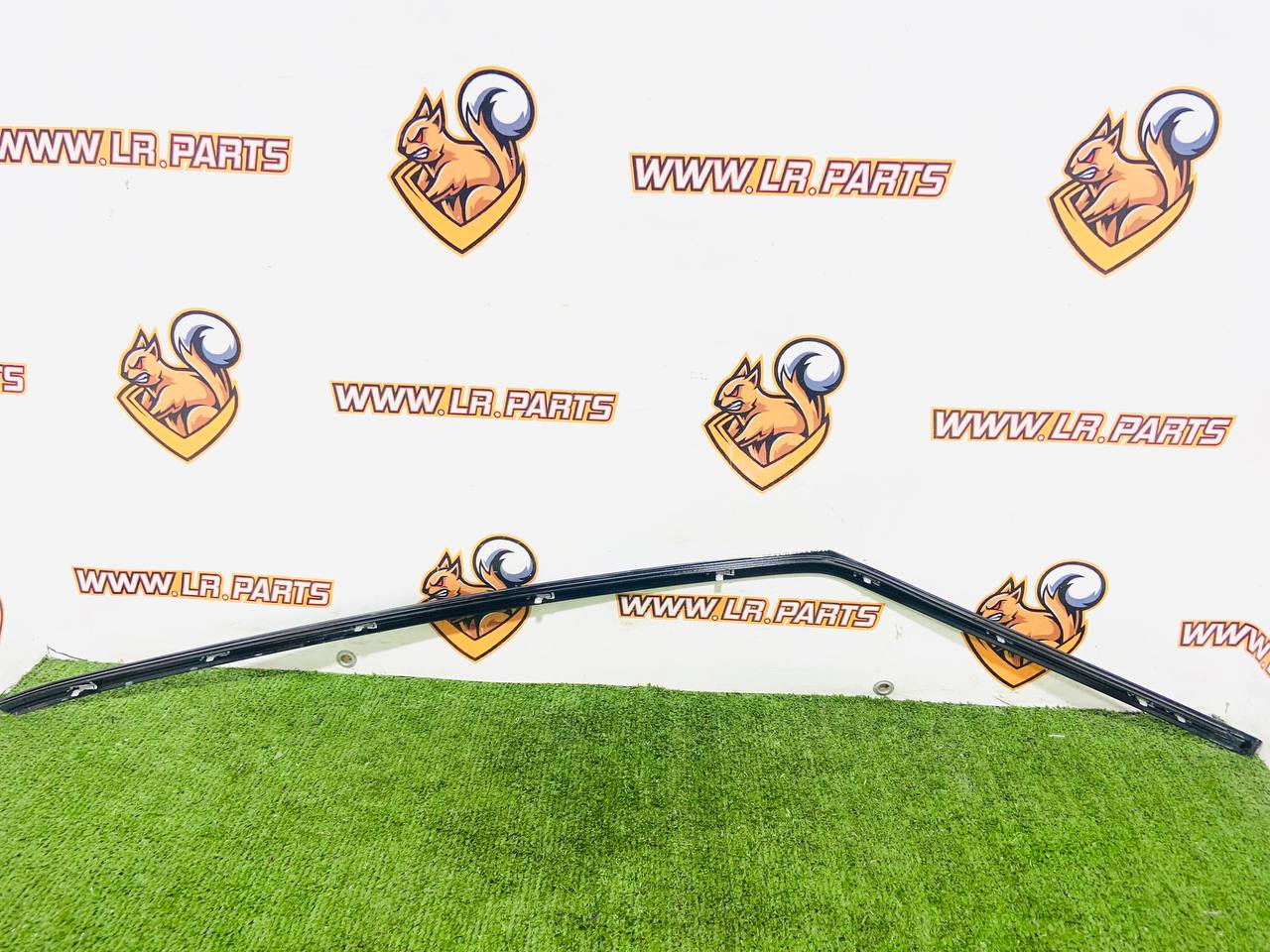 LR114184 Front door molding upper right RANGE ROVER EVOQUE NEW (L551) 2019- Used cost 60 € in stock 1 pcs.