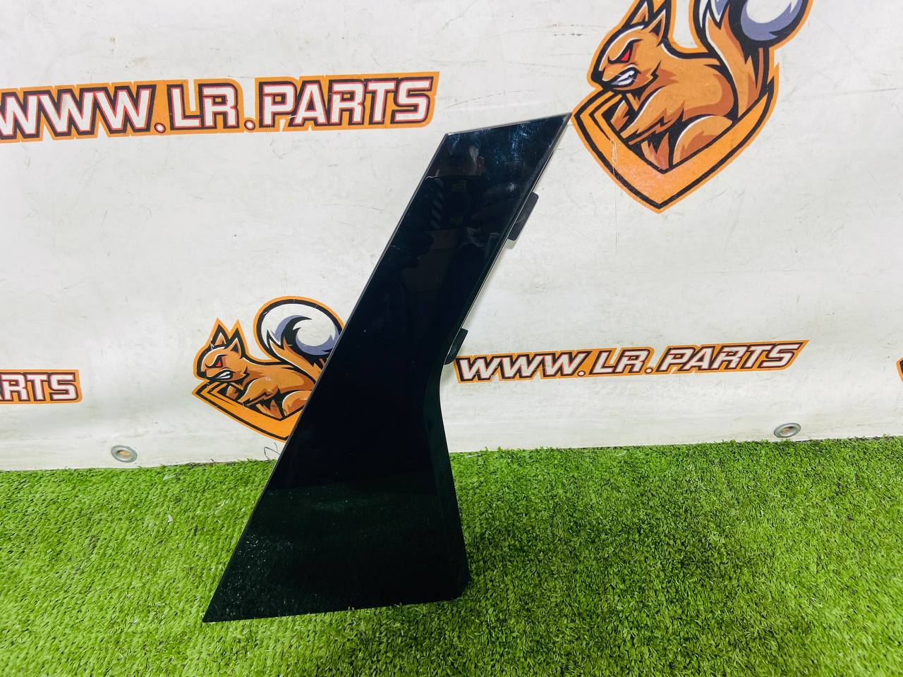 LR114197 Door molding rear right corner RANGE ROVER EVOQUE NEW (L551) 2019- Used cost 40 € in stock 1 pcs.