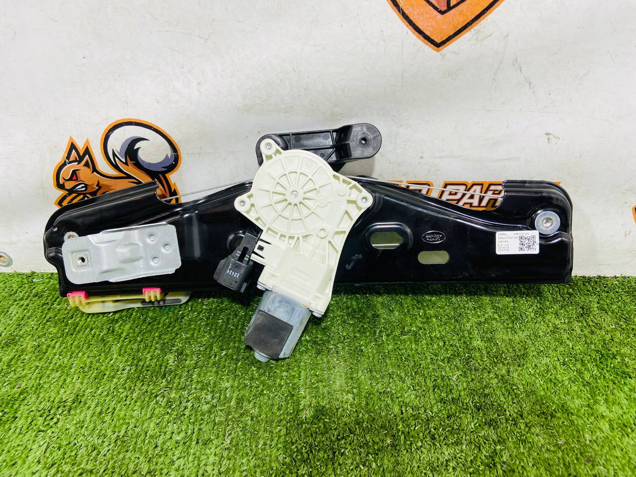 LR114598 Window lifter rear left RANGE ROVER EVOQUE NEW (L551) 2019- Used cost 140 € in stock 2 pcs.