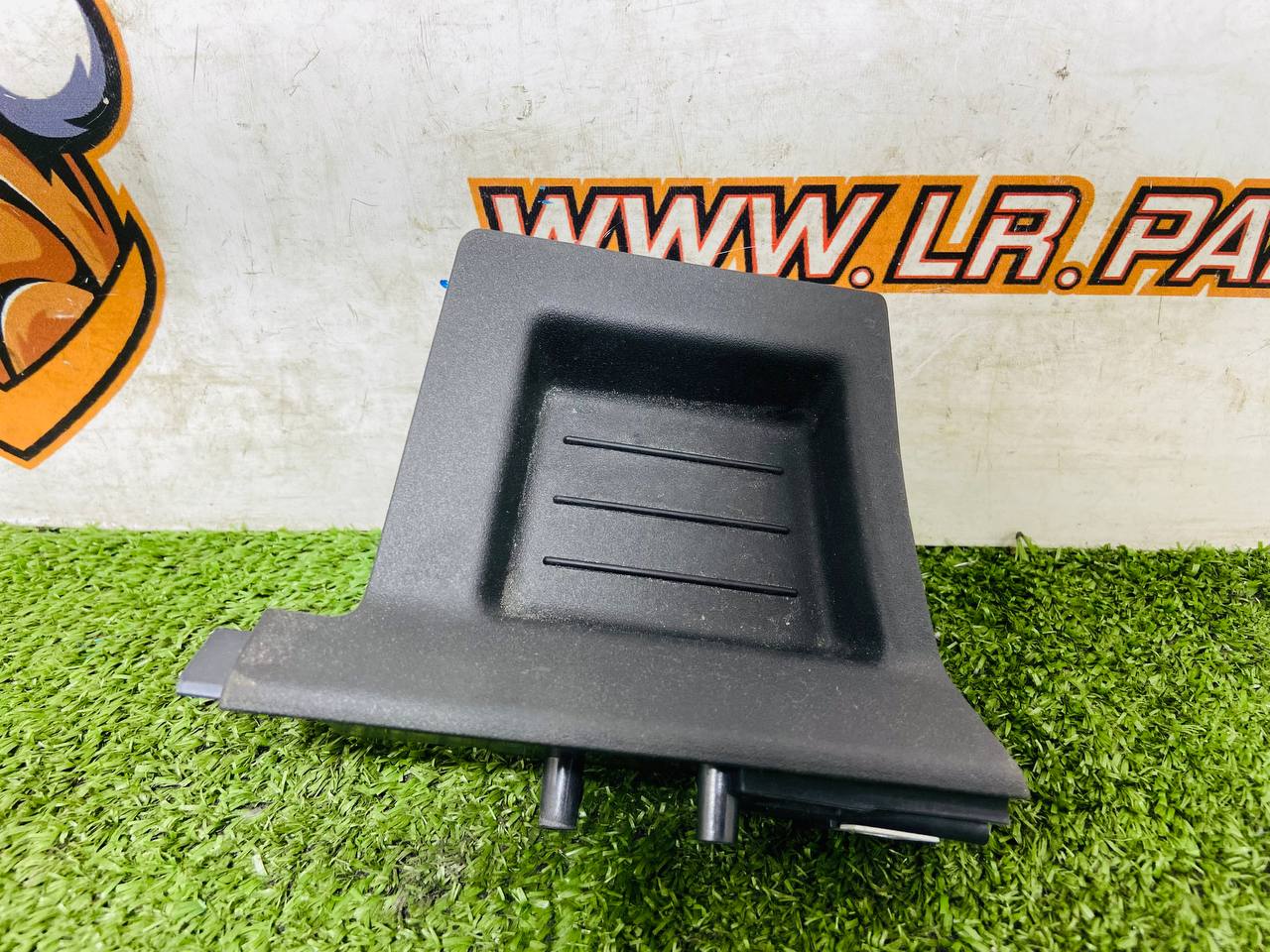 LR132246 Dash panel insert RHD tray Land Rover New Defender L663 (2020-) Used cost € in stock 1 pcs.