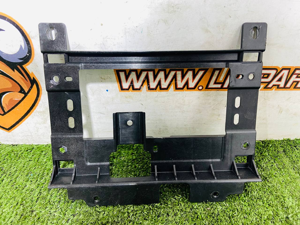LR132533 Bracket for the multimedia system monitor Land Rover New Defender L663 (2020-) Used cost € in stock 1 pcs.