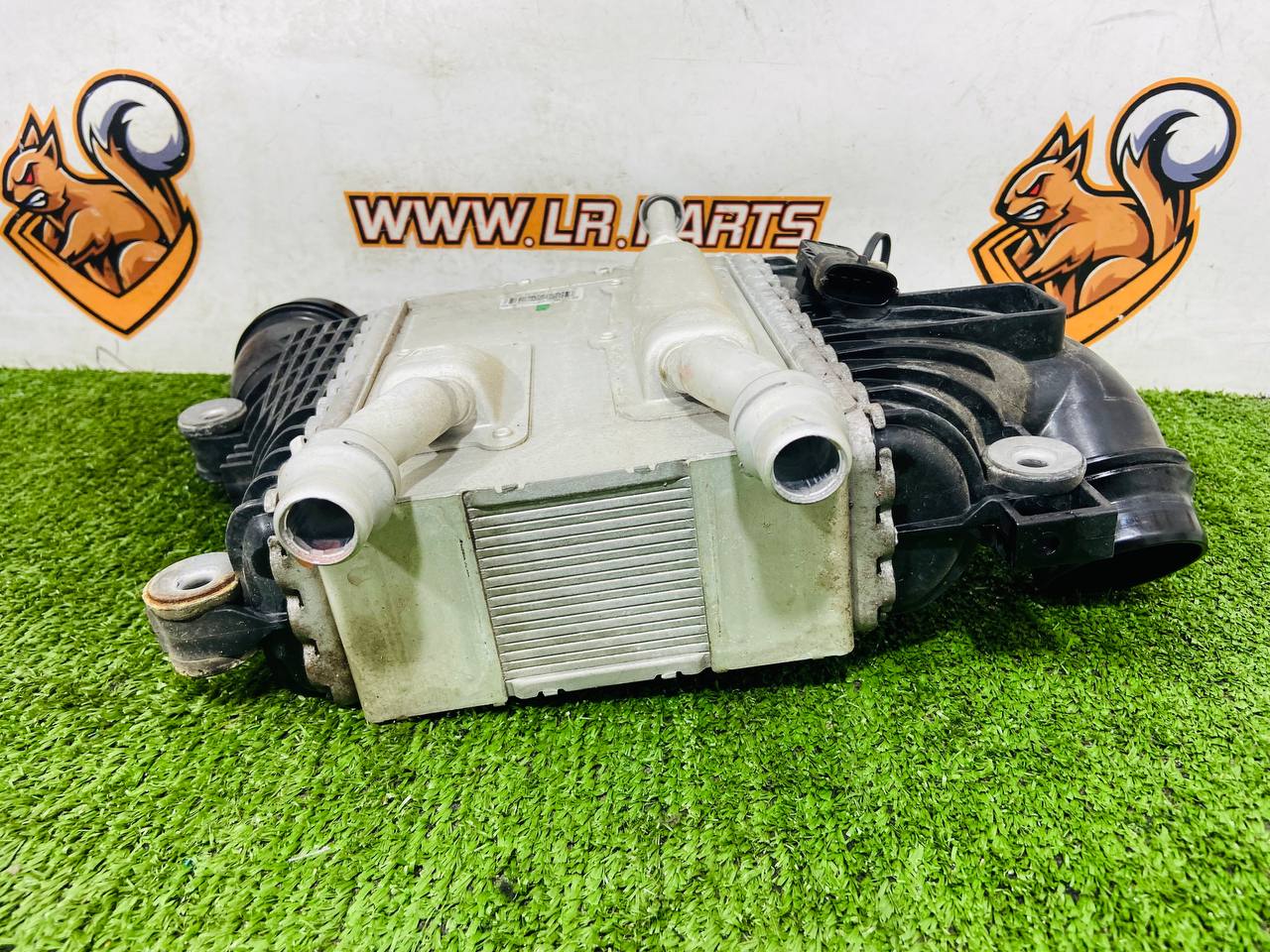 LR139052 Intercooler 2.0ie Range Rover Velar L560 (2018-) Used cost 270 € in stock 1 pcs.