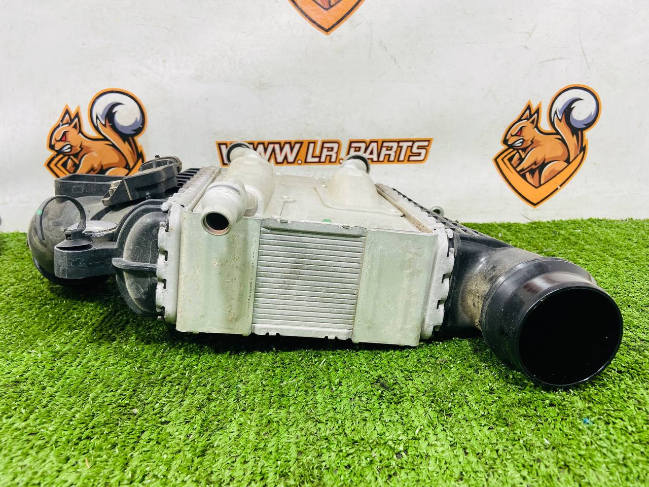 LR139052 Intercooler 2.0ie Range Rover Velar L560 (2018-) Used cost 270 € in stock 1 pcs.