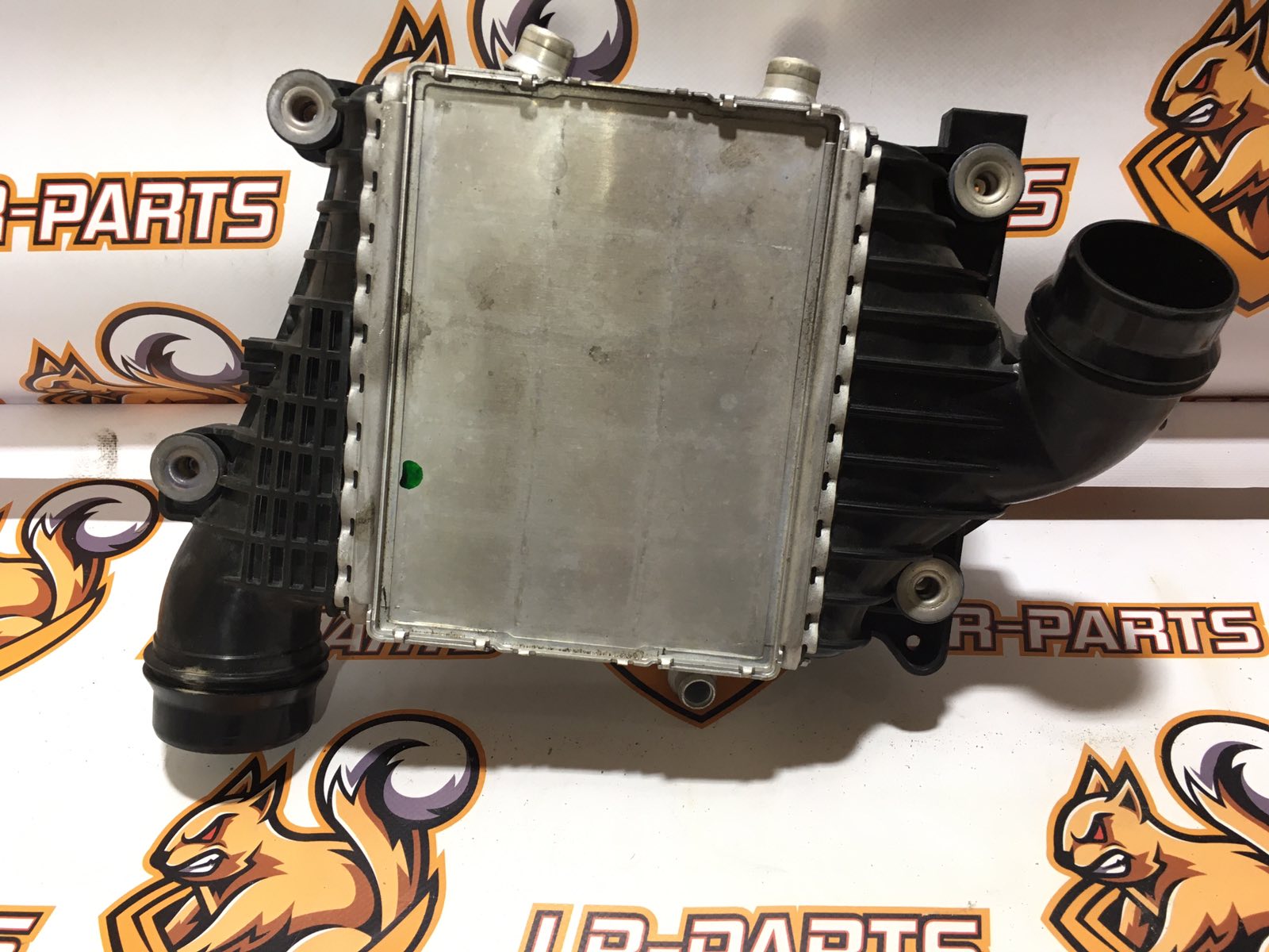 LR139052 Intercooler 2.0ie Range Rover Velar L560 (2018-) Used cost 270 € in stock 1 pcs.