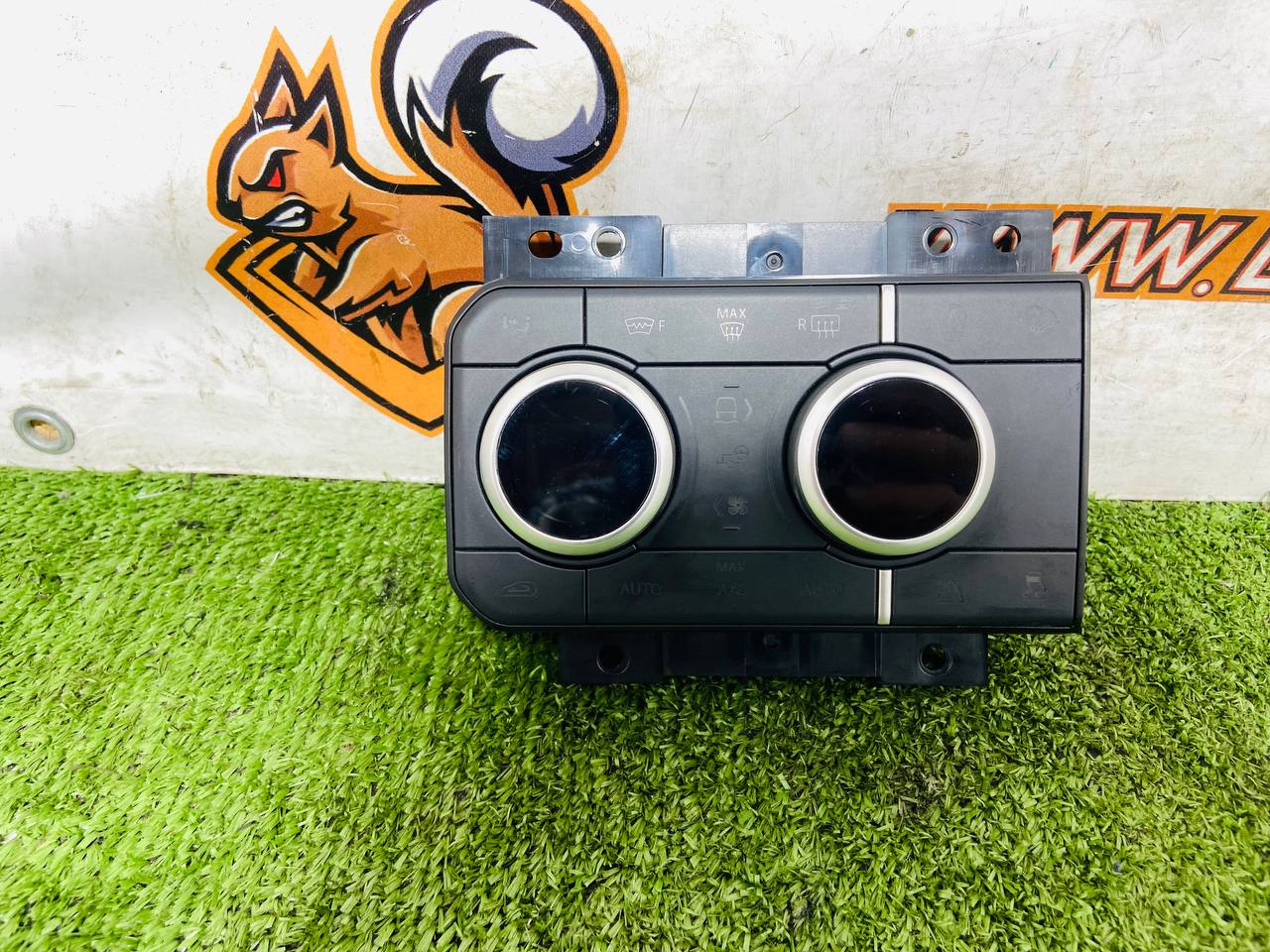 LR145077 Heater control unit Land Rover New Defender L663 (2020-) Used cost € in stock 1 pcs.