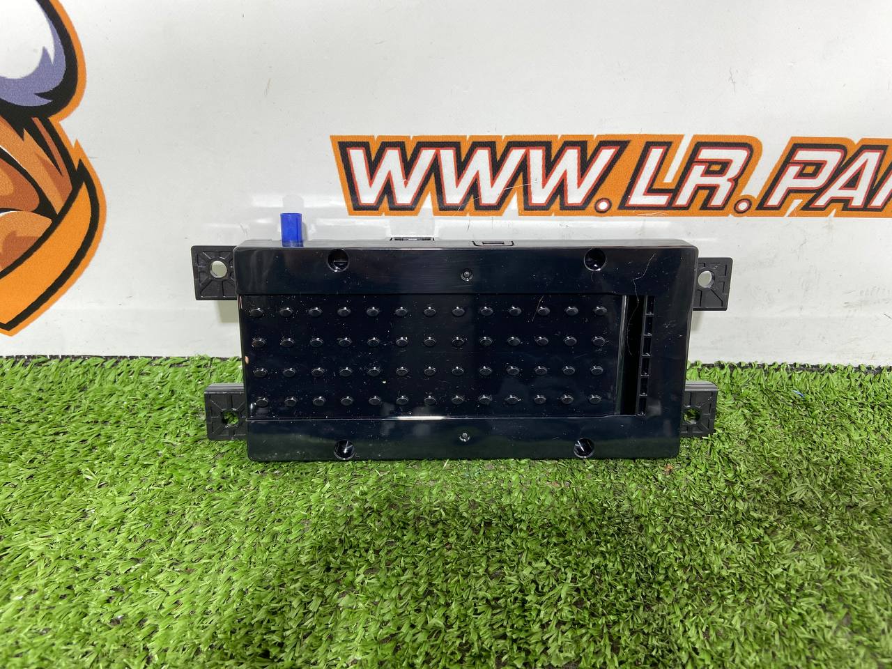 LR145262 Wireless charging device for Land Rover Discovery 5 L462 (2017-) Used - Image 18