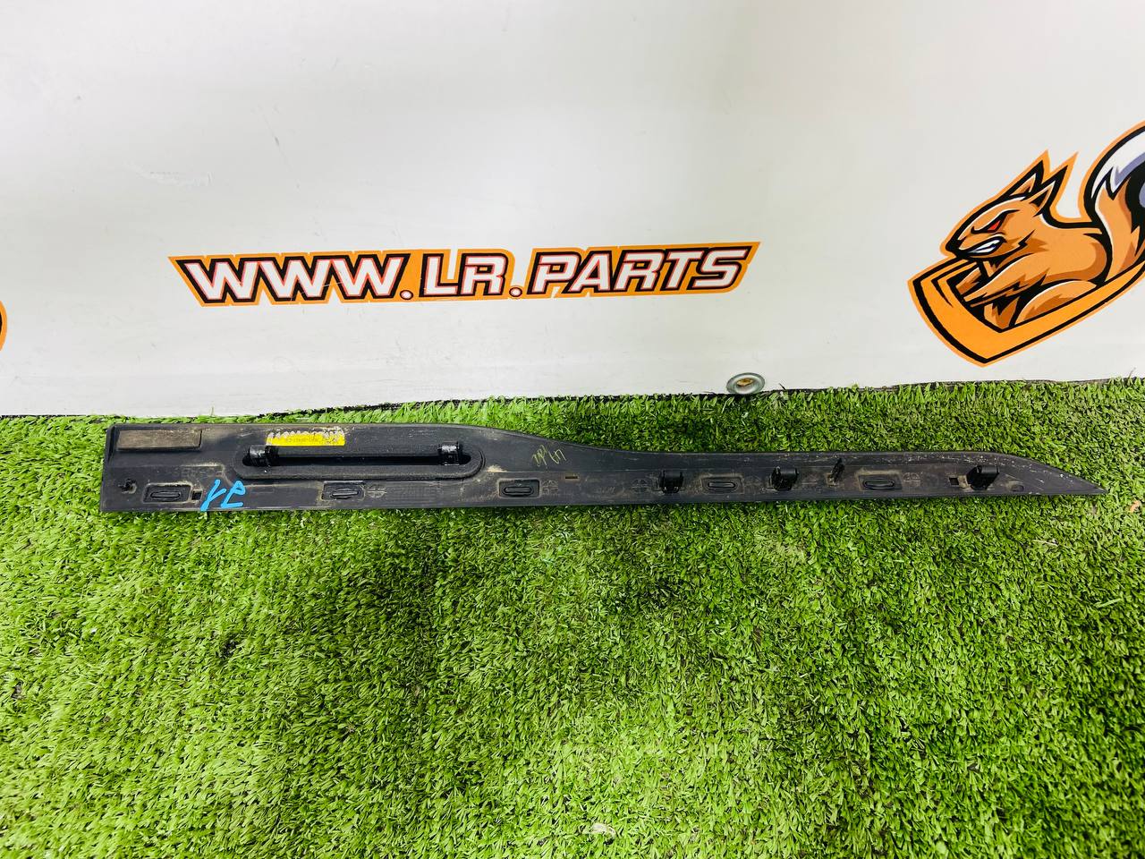 LR153982 Front left door molding for Range Rover Velar L560 (2018-) Used cost 40 € in stock 3 pcs.