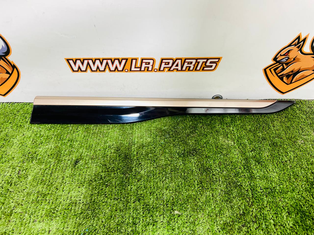 LR153982 Front left door molding for Range Rover Velar L560 (2018-) Used cost 40 € in stock 3 pcs.