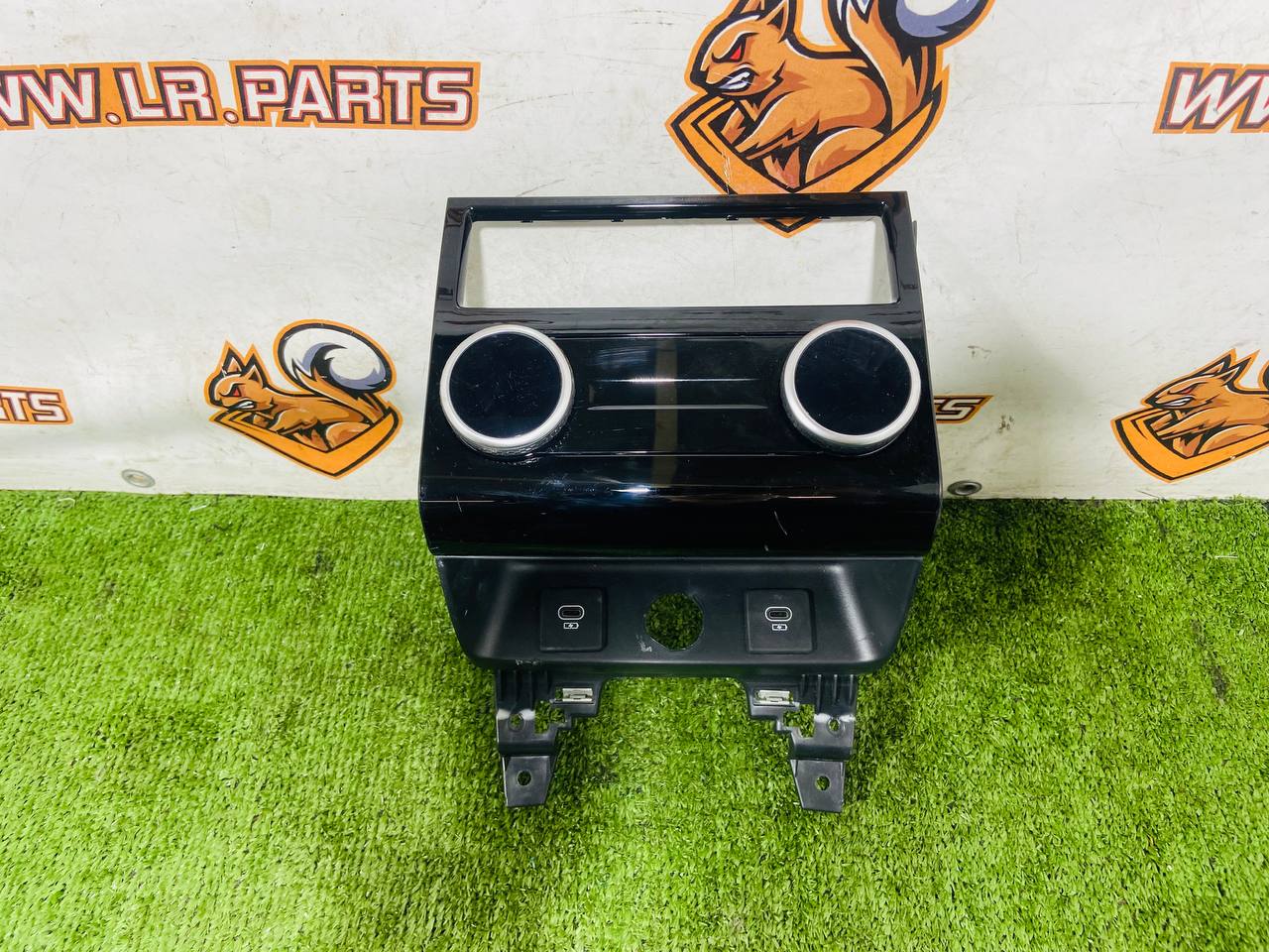 LR161891 Air conditioning control panel rear assembly Range Rover Sport L461 (2023-) Used cost € in stock 1 pcs.