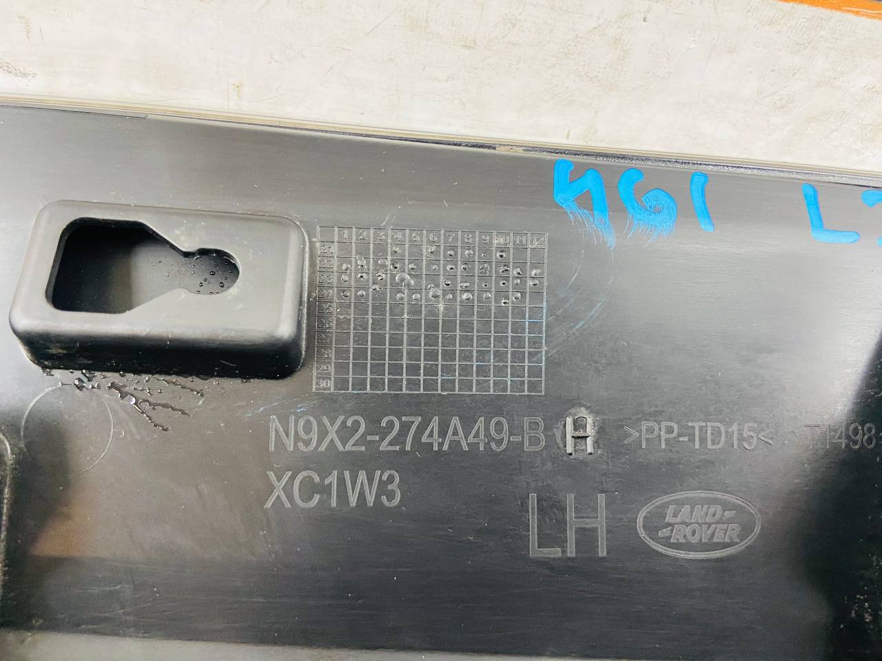 LR183547 Rear left door molding in body color for Range Rover Sport L461 (2023-) Used - Image 13