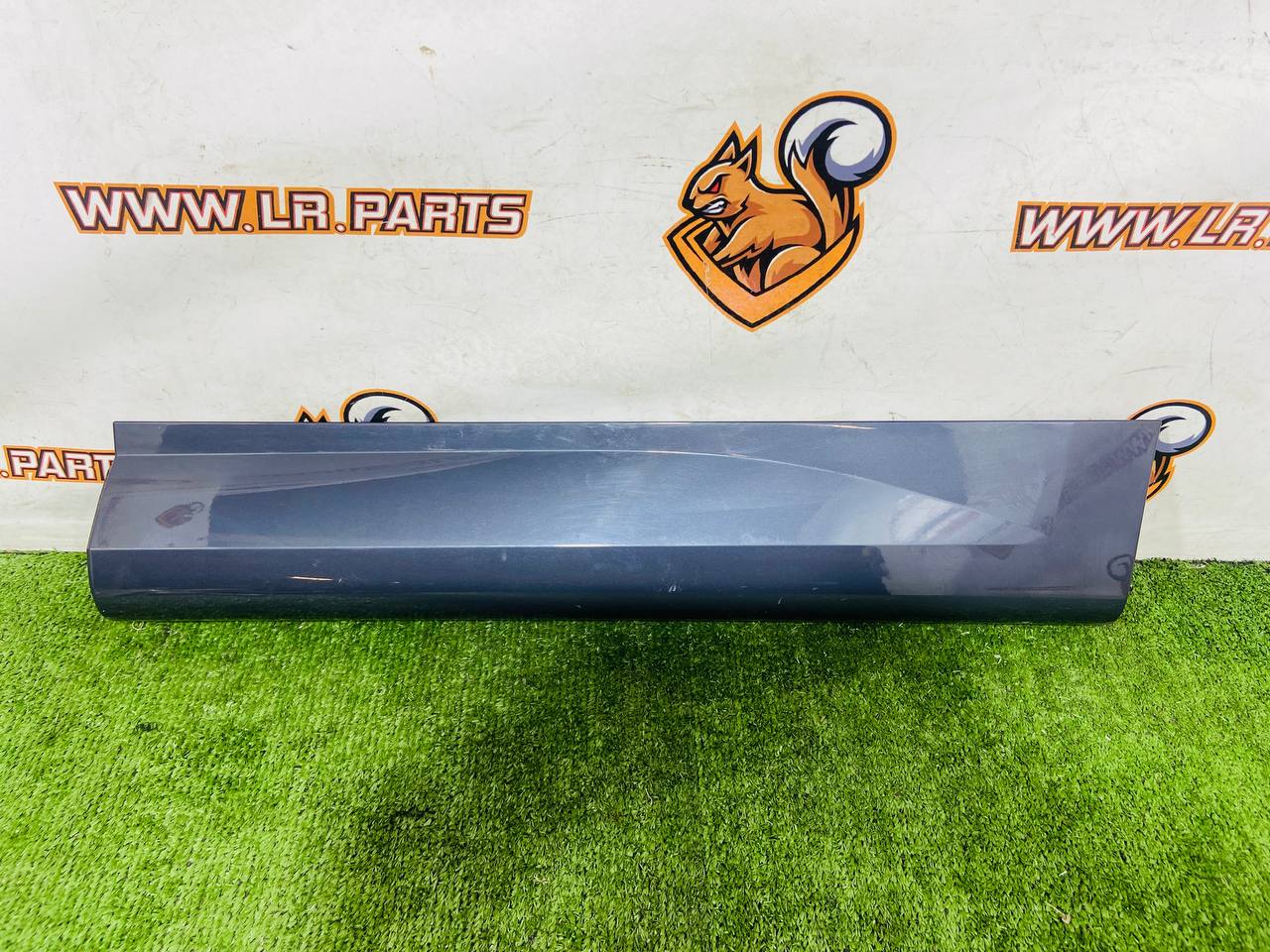 LR183547 Rear left door molding in body color for Range Rover Sport L461 (2023-) Used cost 200 € in stock 4 pcs.