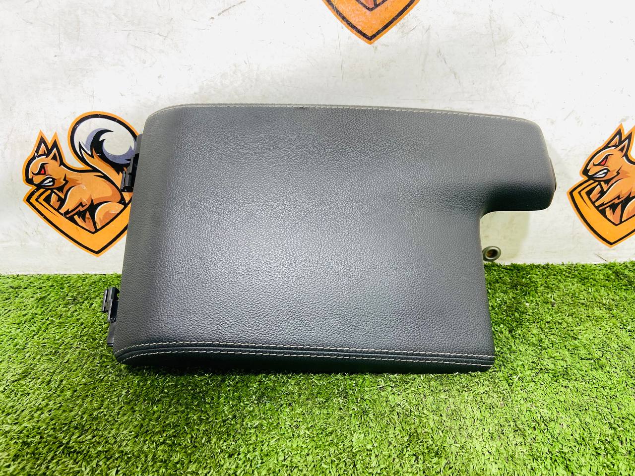 T2H23895QKW Armrest of the central console Jaguar F-Pace X761 (2017-) Used cost € in stock 1 pcs.