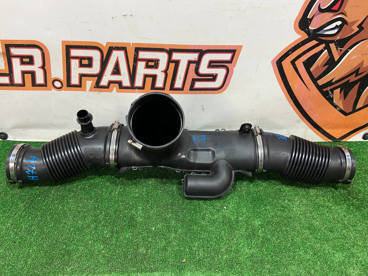 T2H25122 Intake air filter pipe Jaguar F-Pace X761 (2017-) Used cost 210 € in stock 1 pcs.