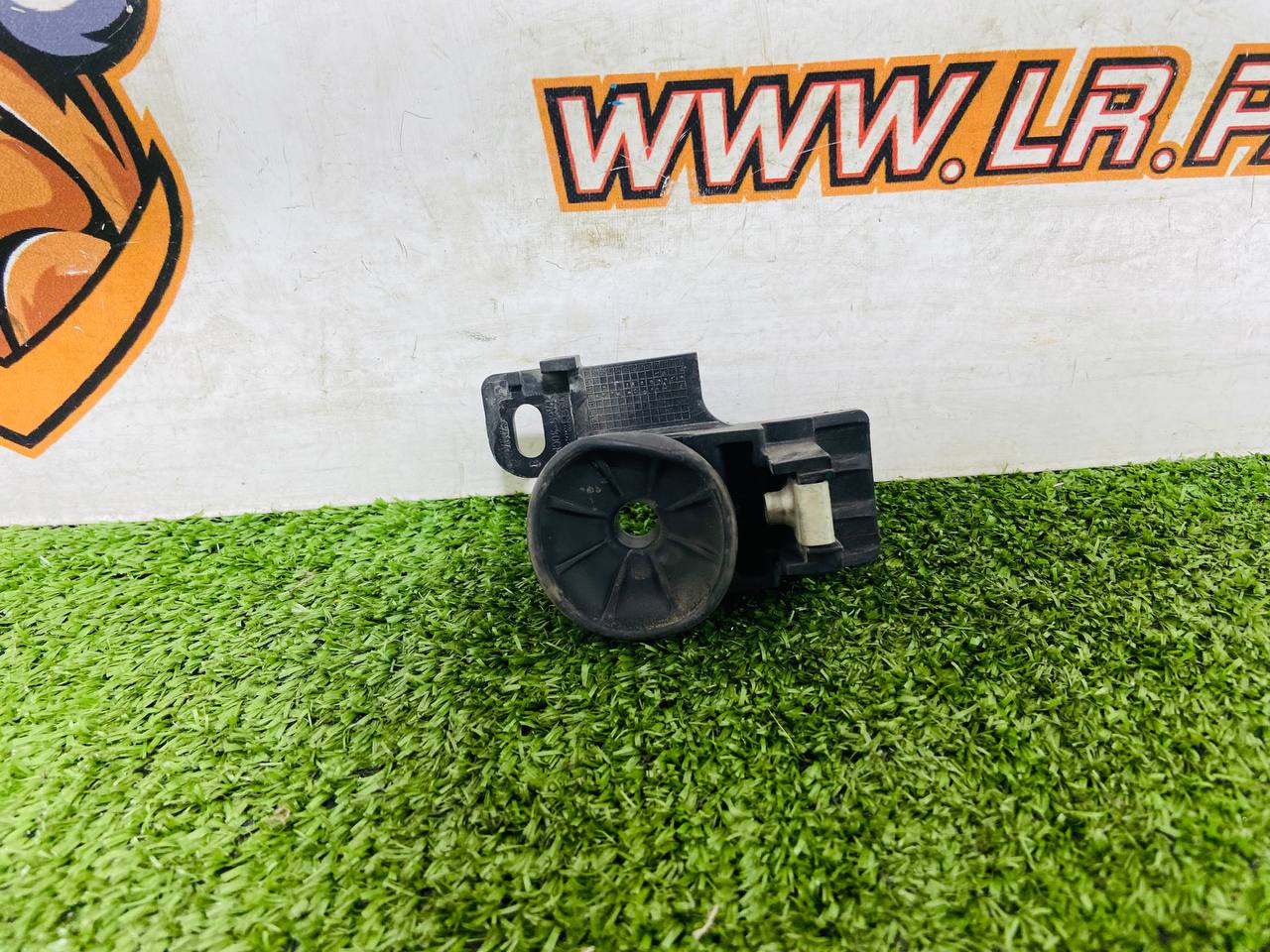 T2H42841 Upper right radiator bracket Jaguar F-Pace X761 (2017-) used cost 20 € in stock 1 pcs.