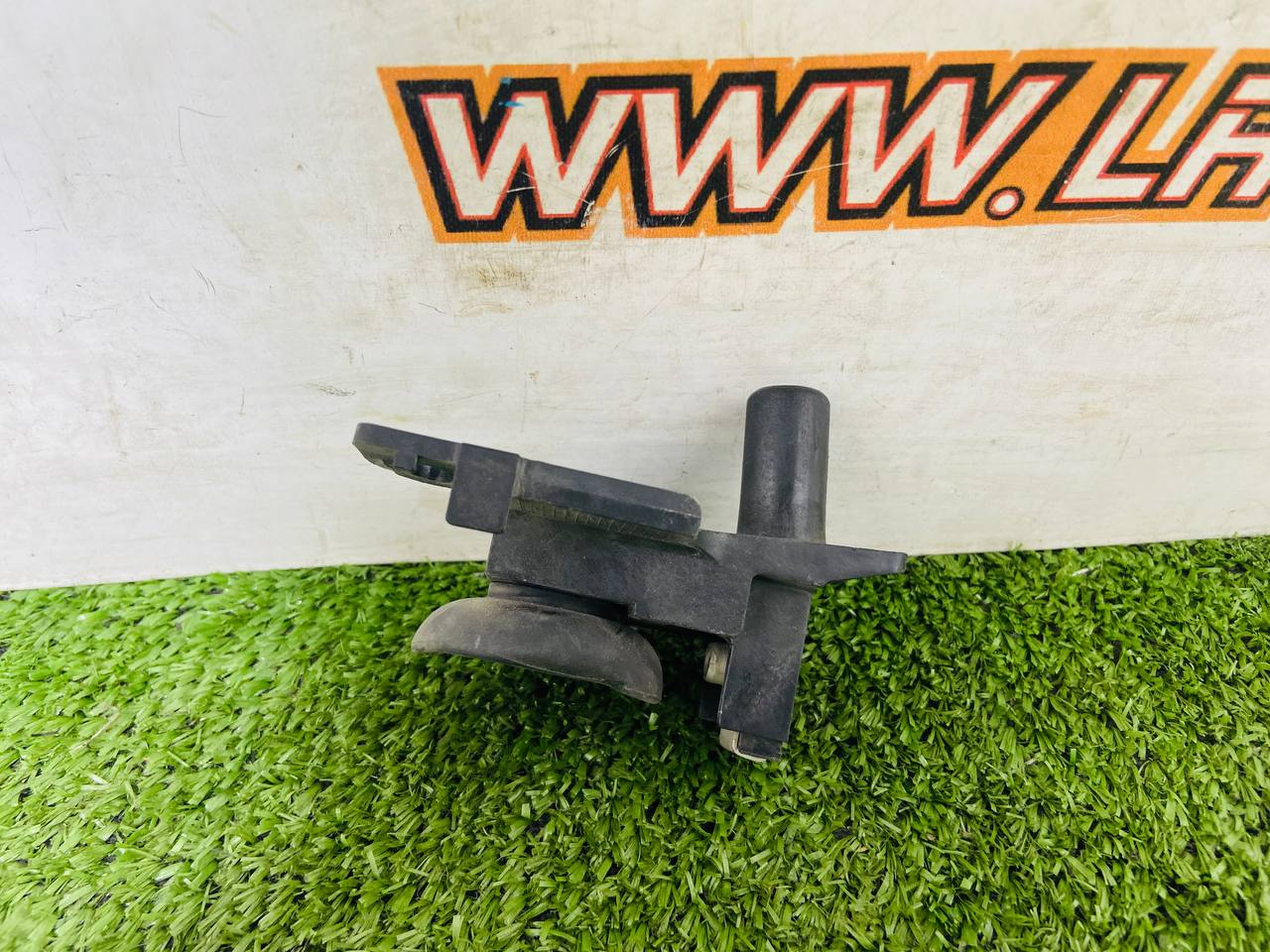 T2H42841 Upper right radiator bracket Jaguar F-Pace X761 (2017-) used cost 20 € in stock 1 pcs.