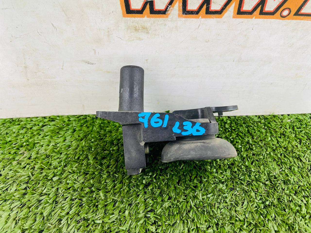 T2H42841 Upper right radiator bracket Jaguar F-Pace X761 (2017-) used cost 20 € in stock 1 pcs.