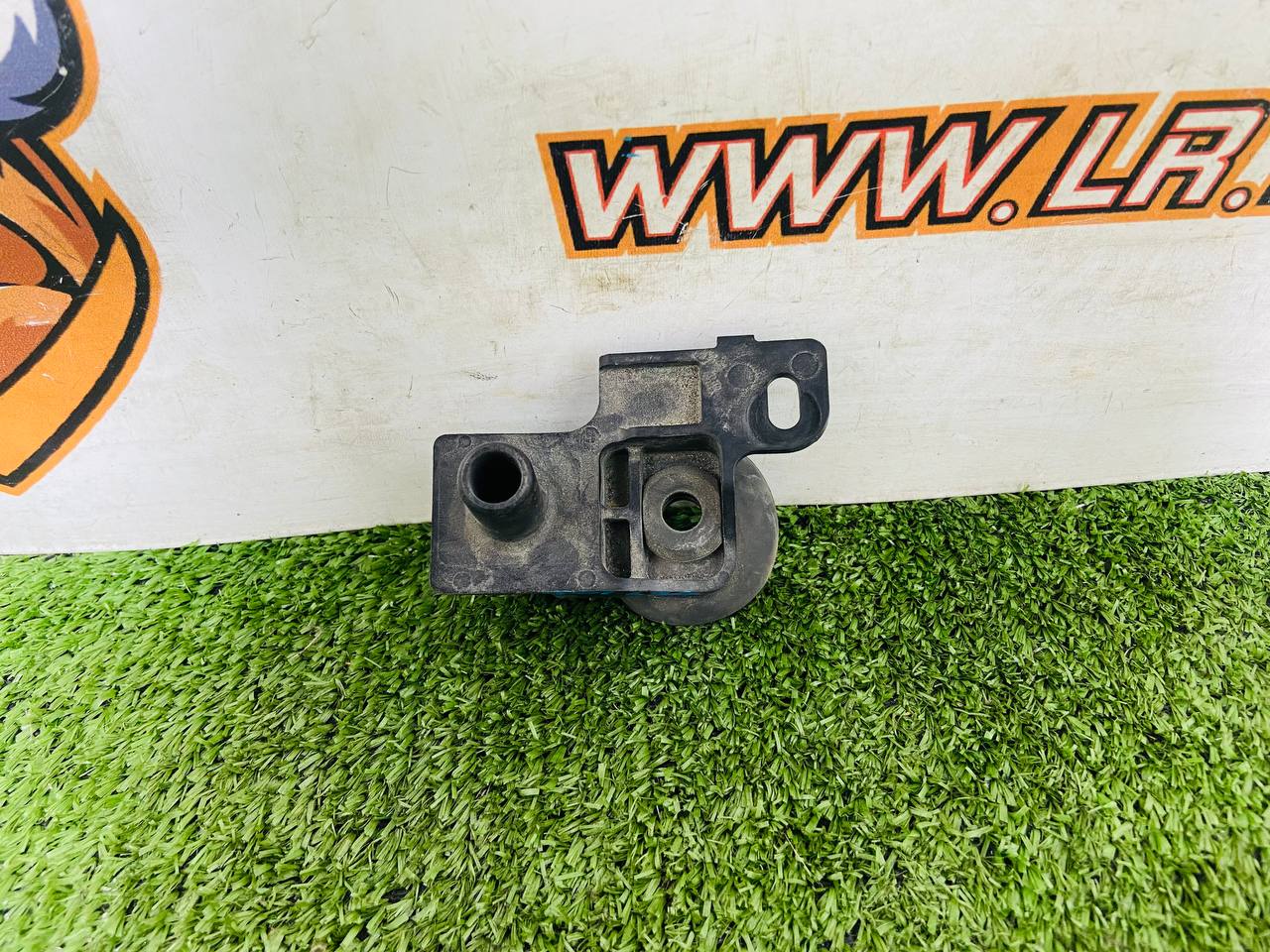 T2H42841 Upper right radiator bracket Jaguar F-Pace X761 (2017-) used cost 20 € in stock 1 pcs.
