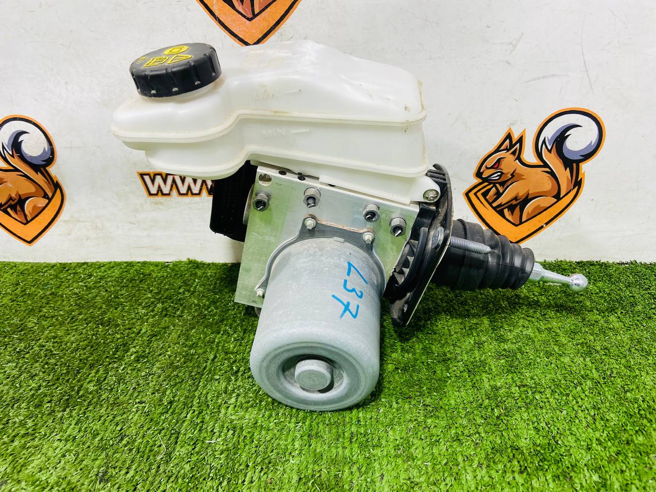 T2H48781 ABS Block with reservoir Jaguar F-Pace X761 (2017-) Used - Image 12