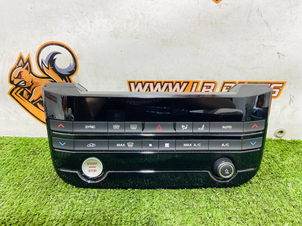 T2H5433 Climate control module front Jaguar F-Pace X761 (2017-) Used cost € in stock 1 pcs.