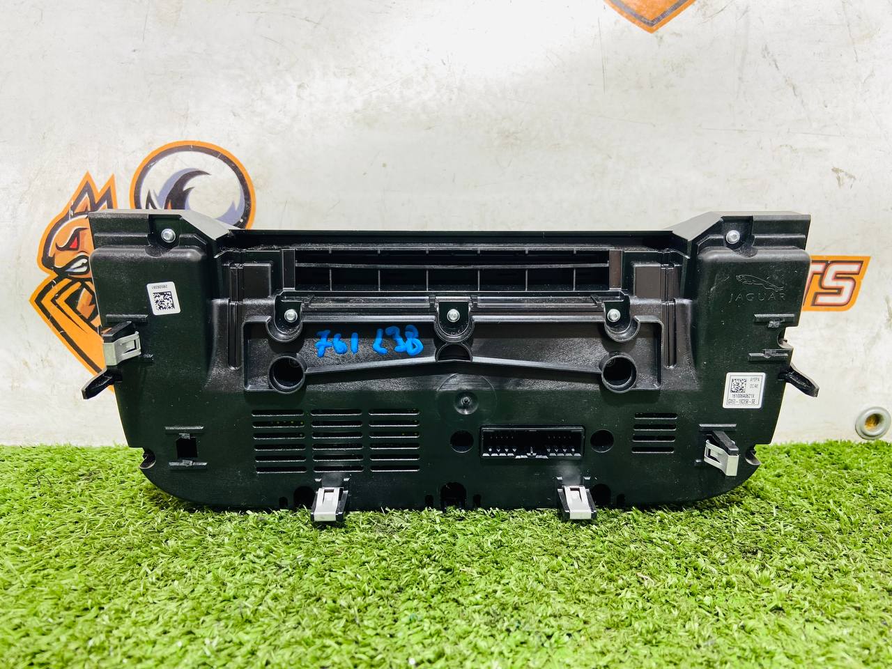 T2H5433 Climate control module front Jaguar F-Pace X761 (2017-) Used cost € in stock 1 pcs.