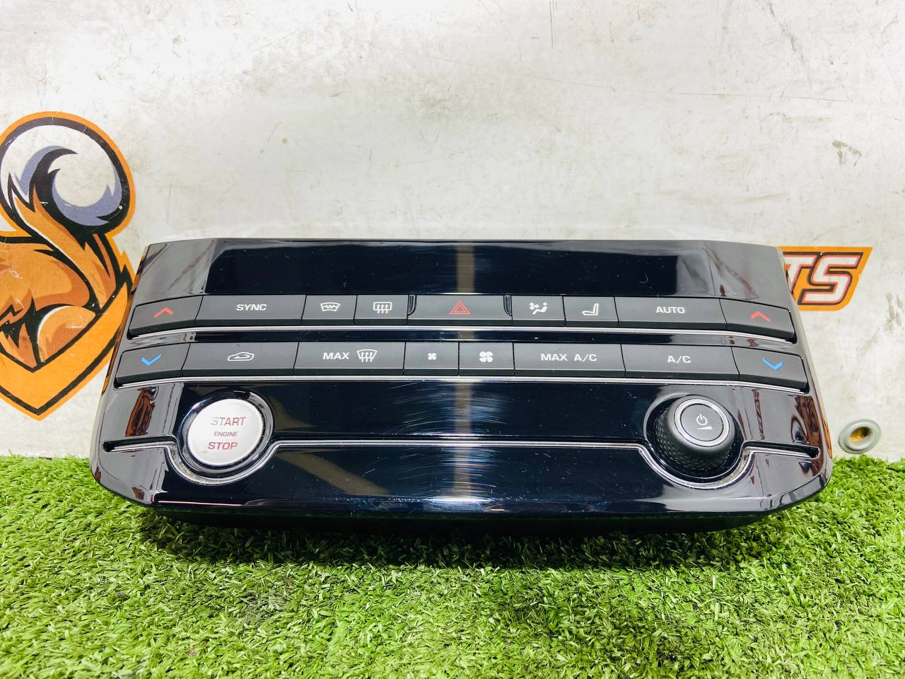 T2H5433 Climate control module front Jaguar F-Pace X761 (2017-) Used cost € in stock 1 pcs.