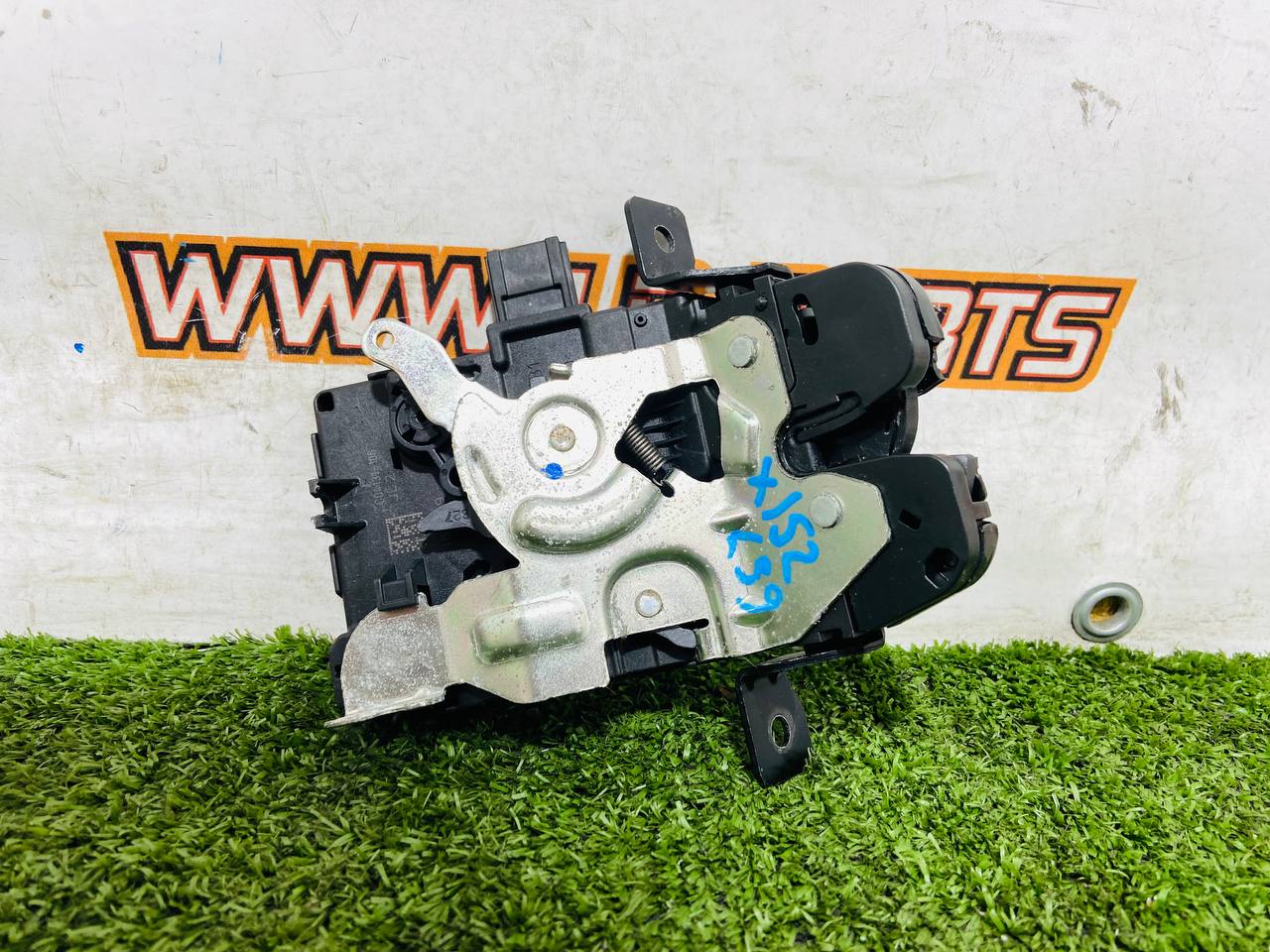 T2R12208 Trunk lid lock for Jaguar F-Type X152 (2014-) Used cost € in stock 2 pcs.