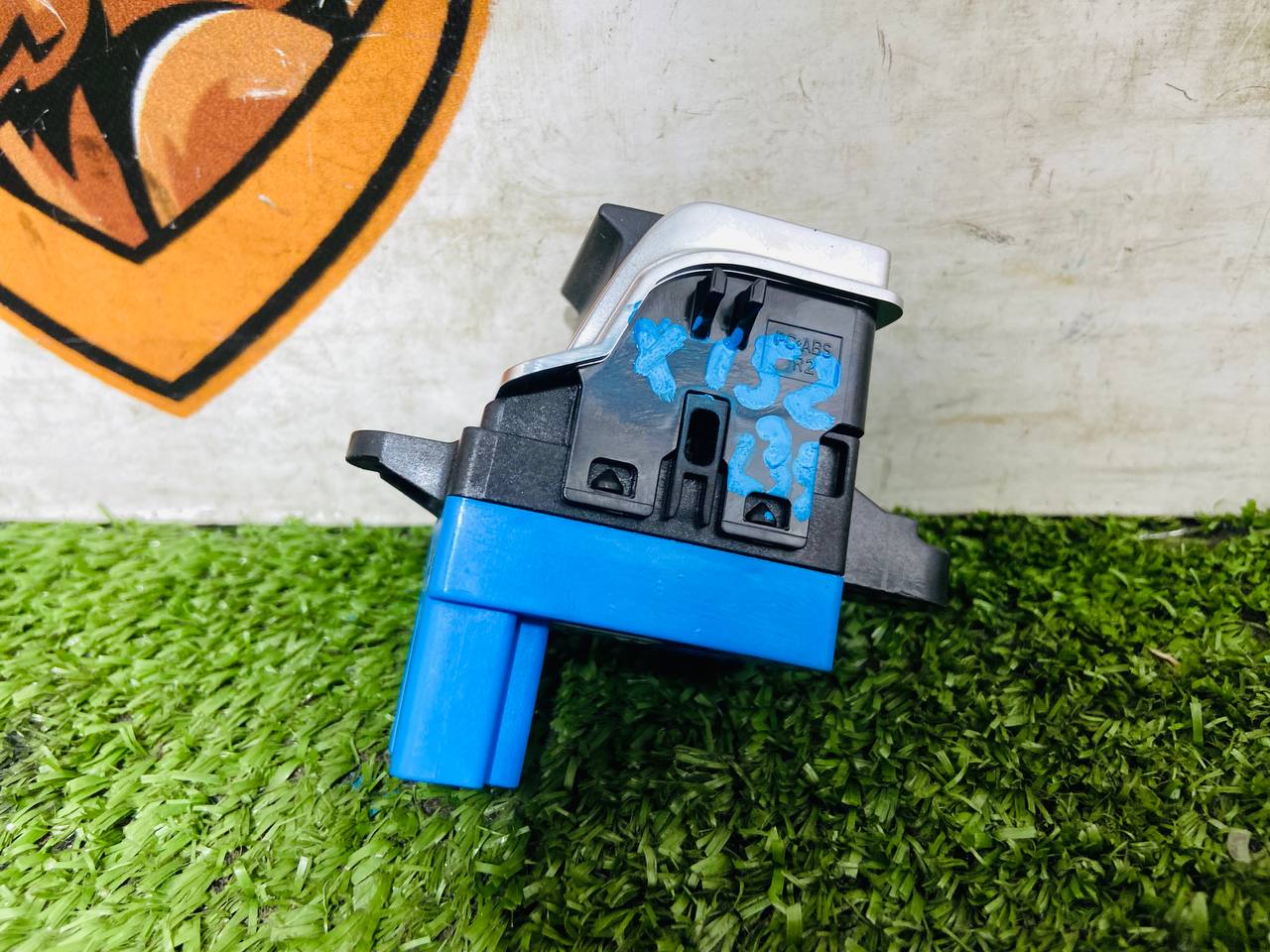 T2R23277 Jaguar F-Type X152 (2014-) Used Parking Brake Switch cost € in stock 2 pcs.