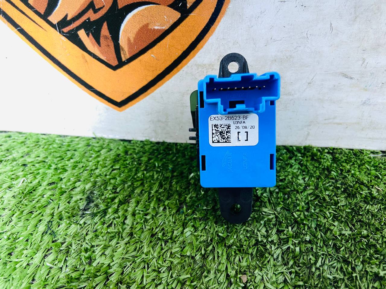 T2R23277 Jaguar F-Type X152 (2014-) Used Parking Brake Switch cost € in stock 2 pcs.
