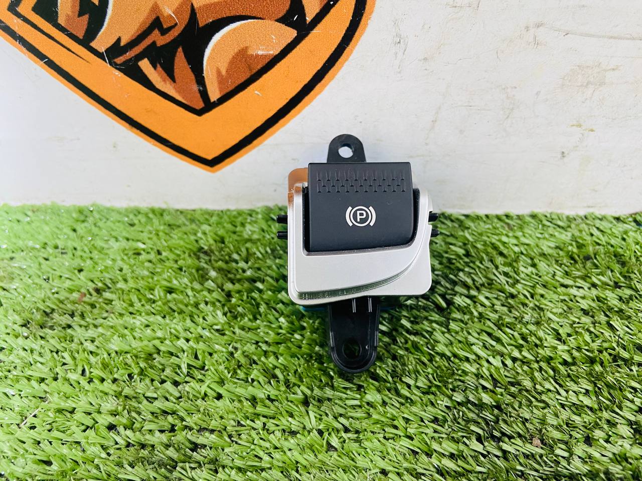 T2R23277 Jaguar F-Type X152 (2014-) Used Parking Brake Switch cost € in stock 2 pcs.