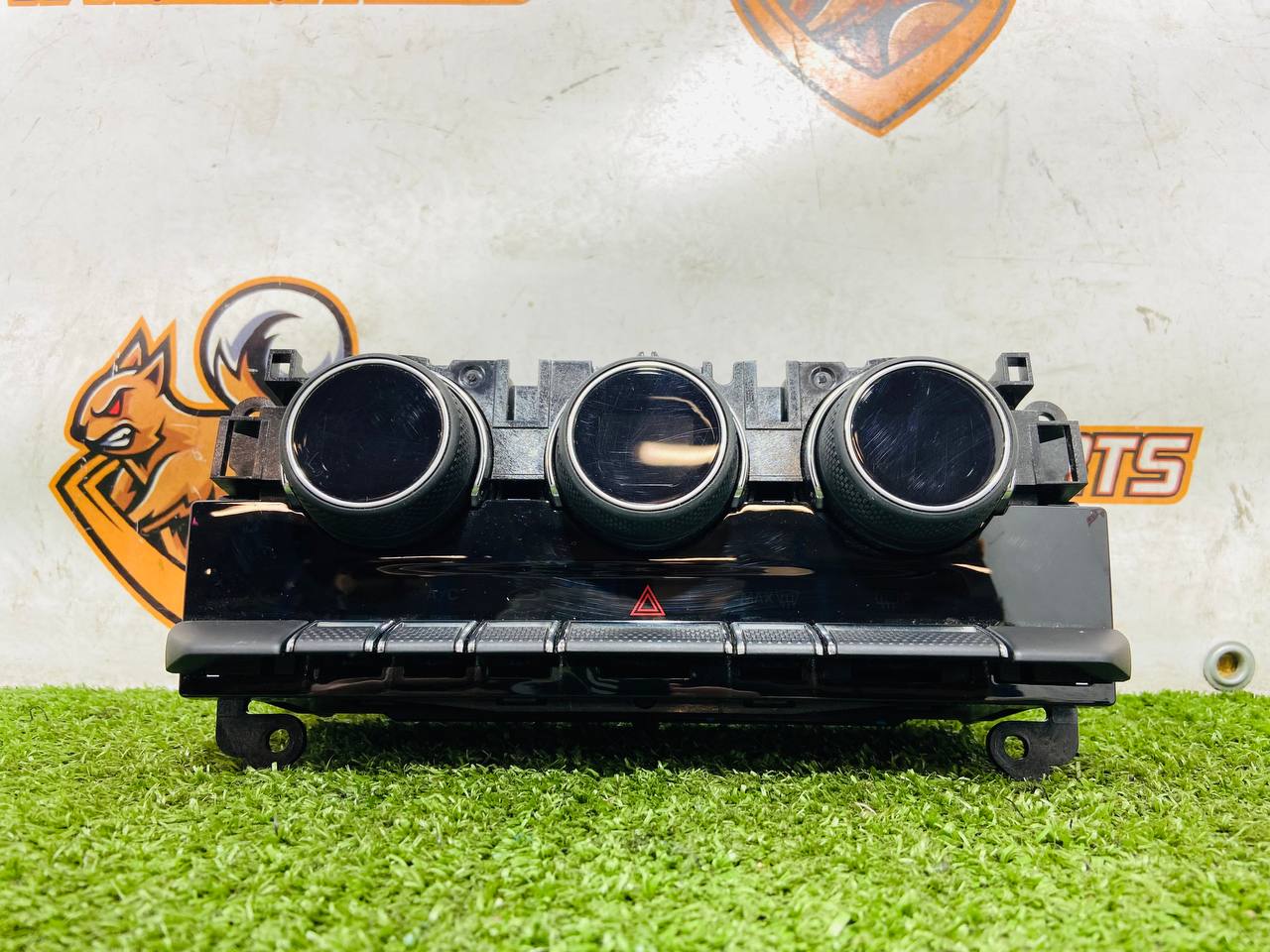 T2R47430 Jaguar F-Type X152 (2014-) Air Conditioner Control Panel Used cost € in stock 1 pcs.