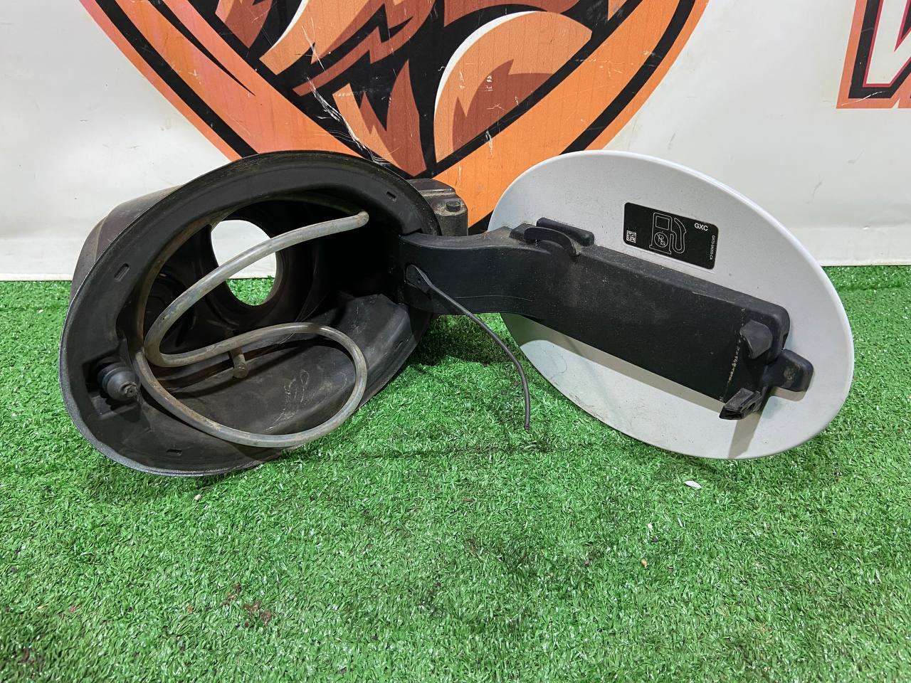 T4A1163 Fuel cap flap Jaguar F-Pace X761 (2017-) Used cost 50 € in stock 1 pcs.