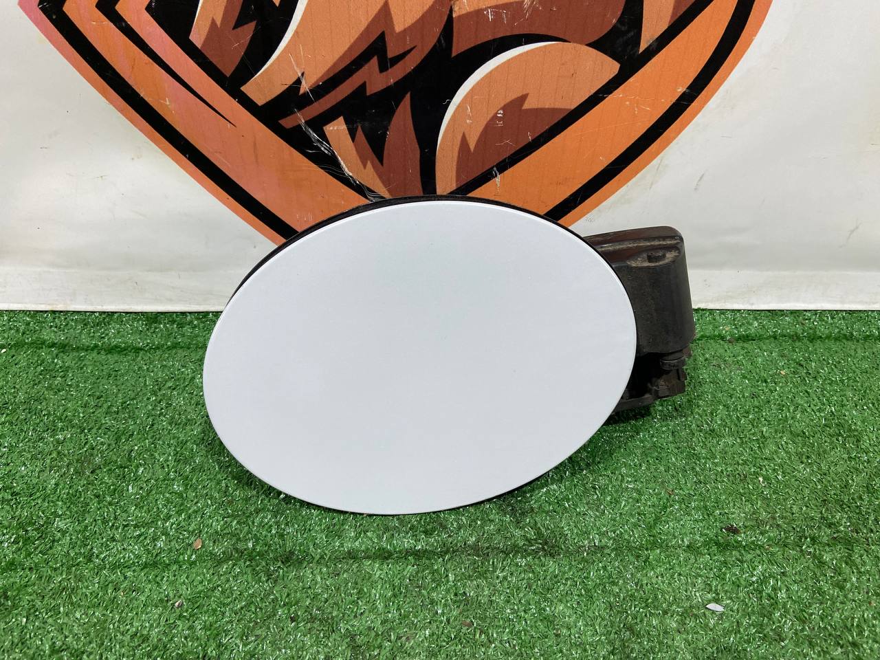 T4A1163 Fuel cap flap Jaguar F-Pace X761 (2017-) Used cost 50 € in stock 1 pcs.
