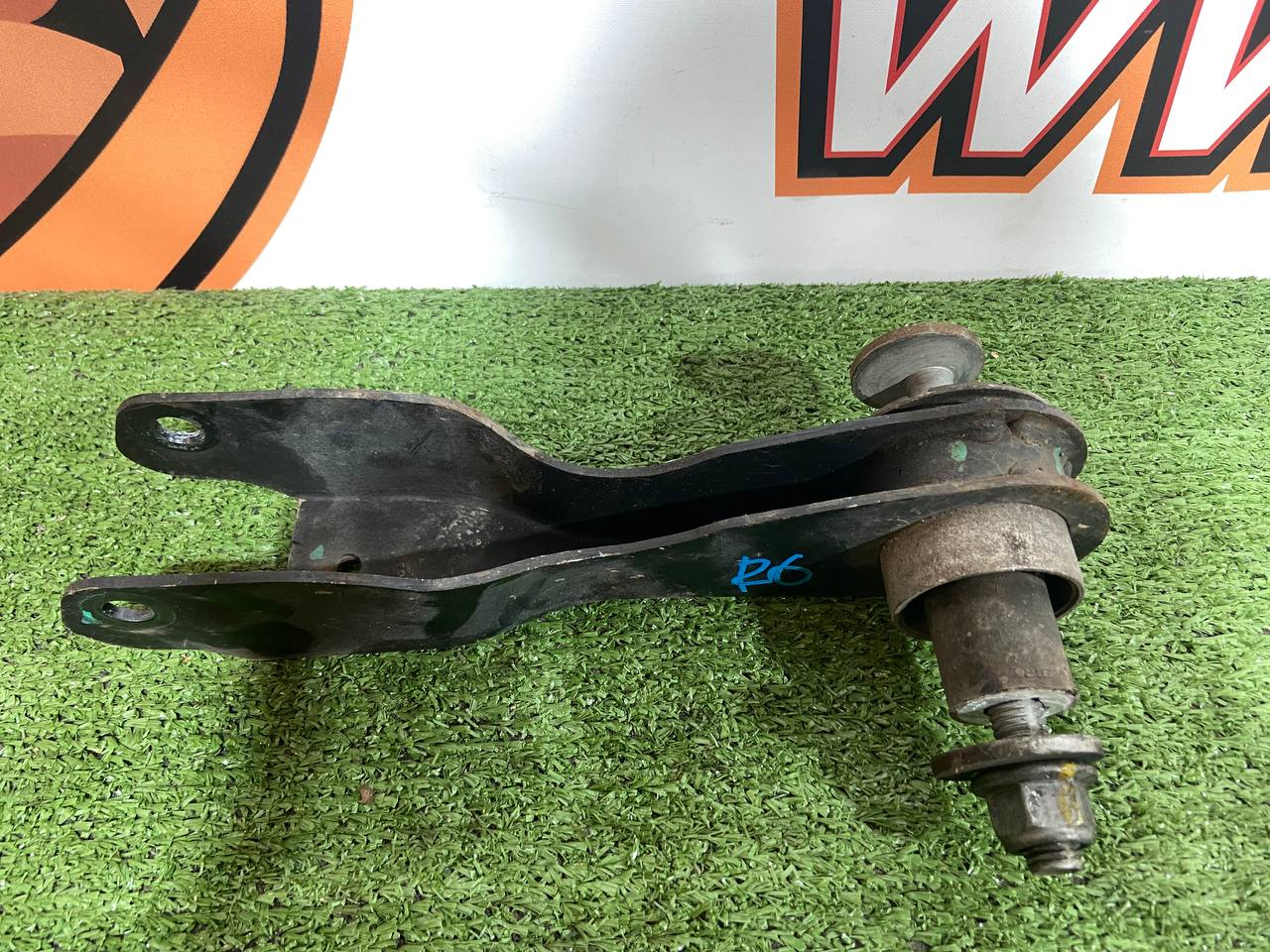 T4A37040 Rear lower left lever Jaguar F-Pace X761 (2017-) Used cost 60 € in stock 3 pcs.