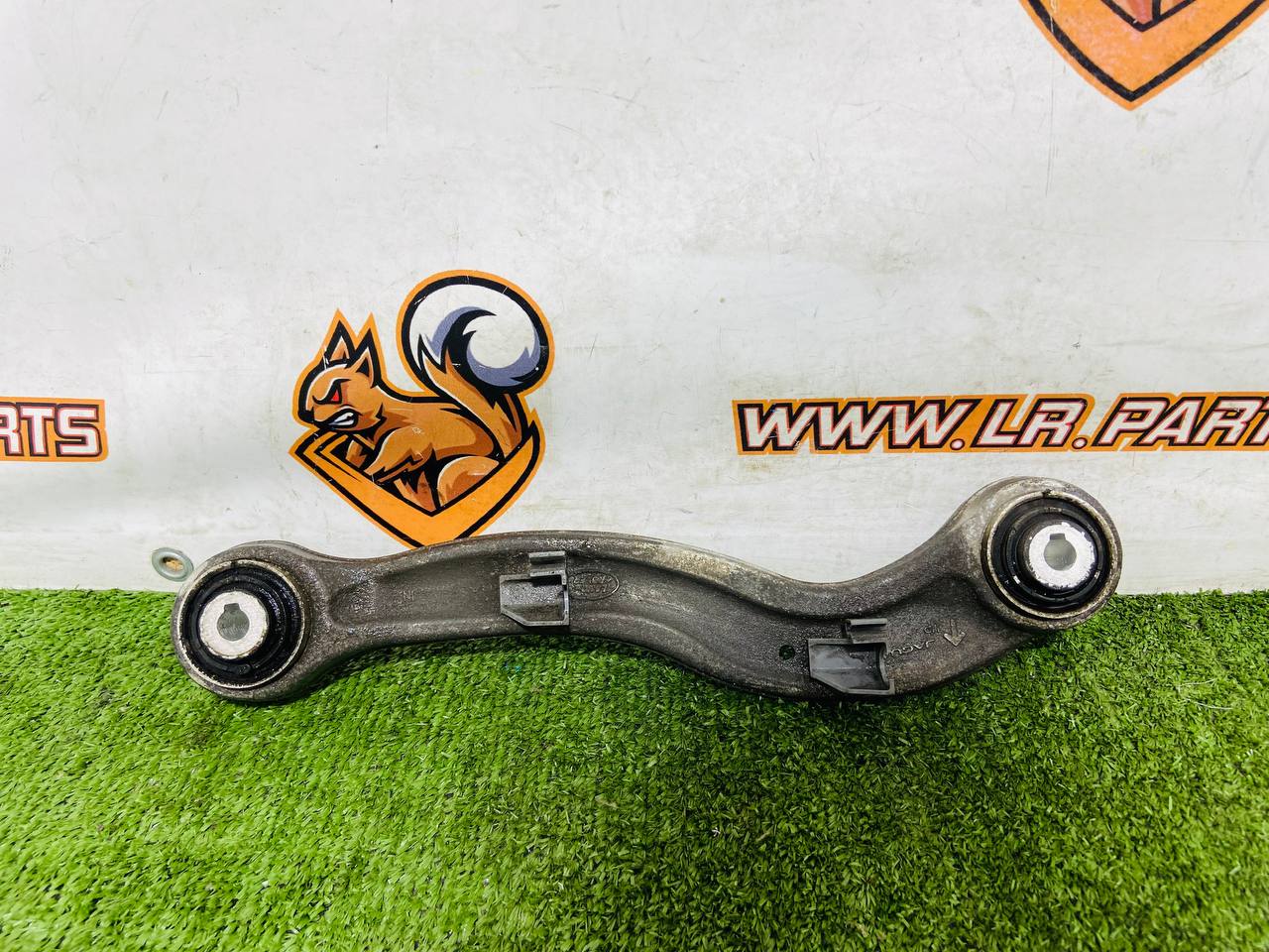 T4A37109 Rear left/right upper lever Jaguar F-Pace X761 (2017-) Used cost 75 € in stock 6 pcs.