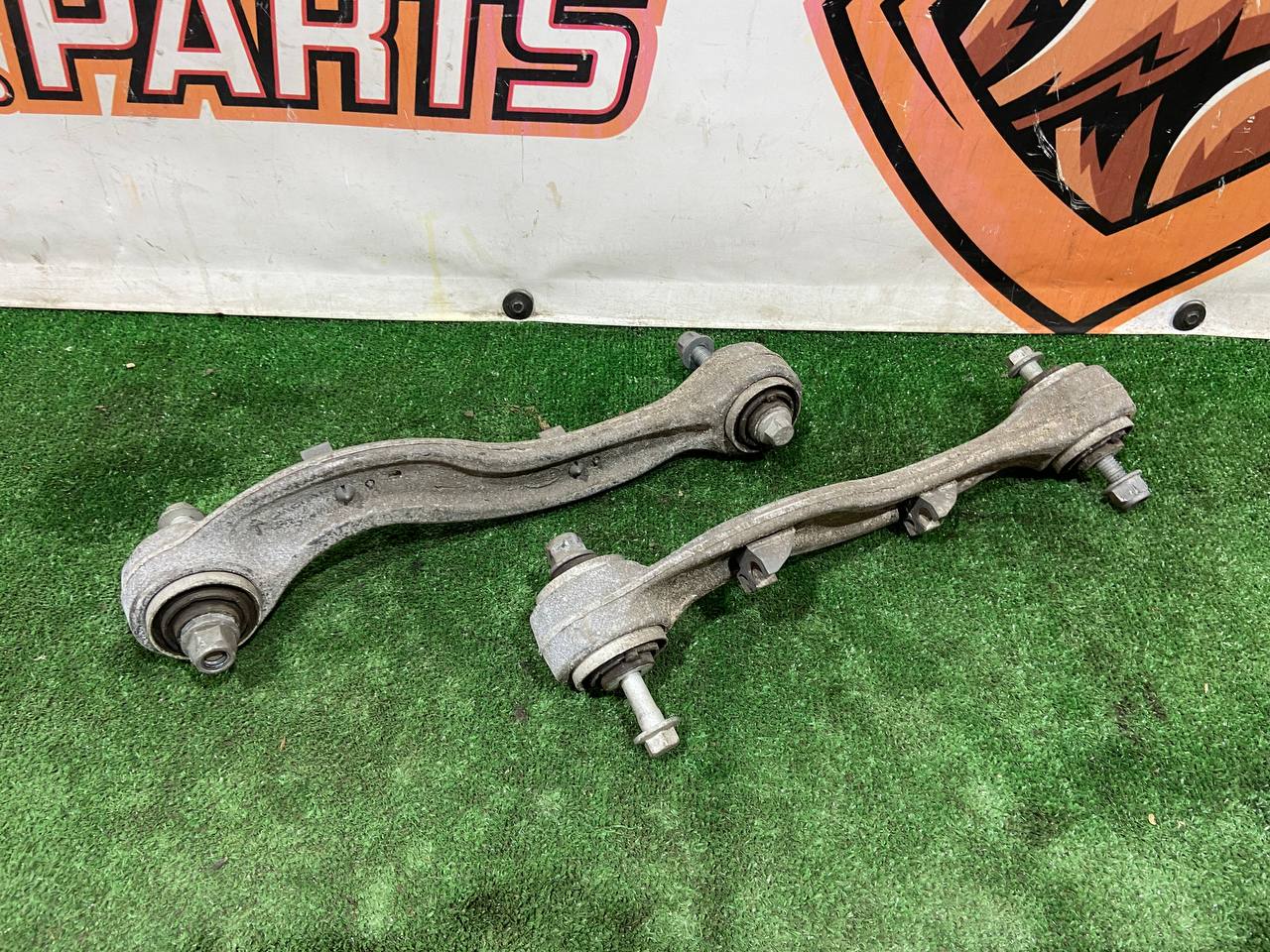 T4A37109 Rear left/right upper lever Jaguar F-Pace X761 (2017-) Used cost 75 € in stock 6 pcs.