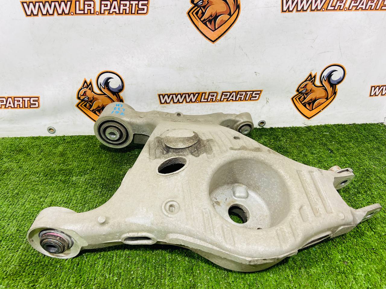 T4A41530 Rear left lower lever Jaguar F-Pace X761 (2017-) Used cost 150 € in stock 2 pcs.