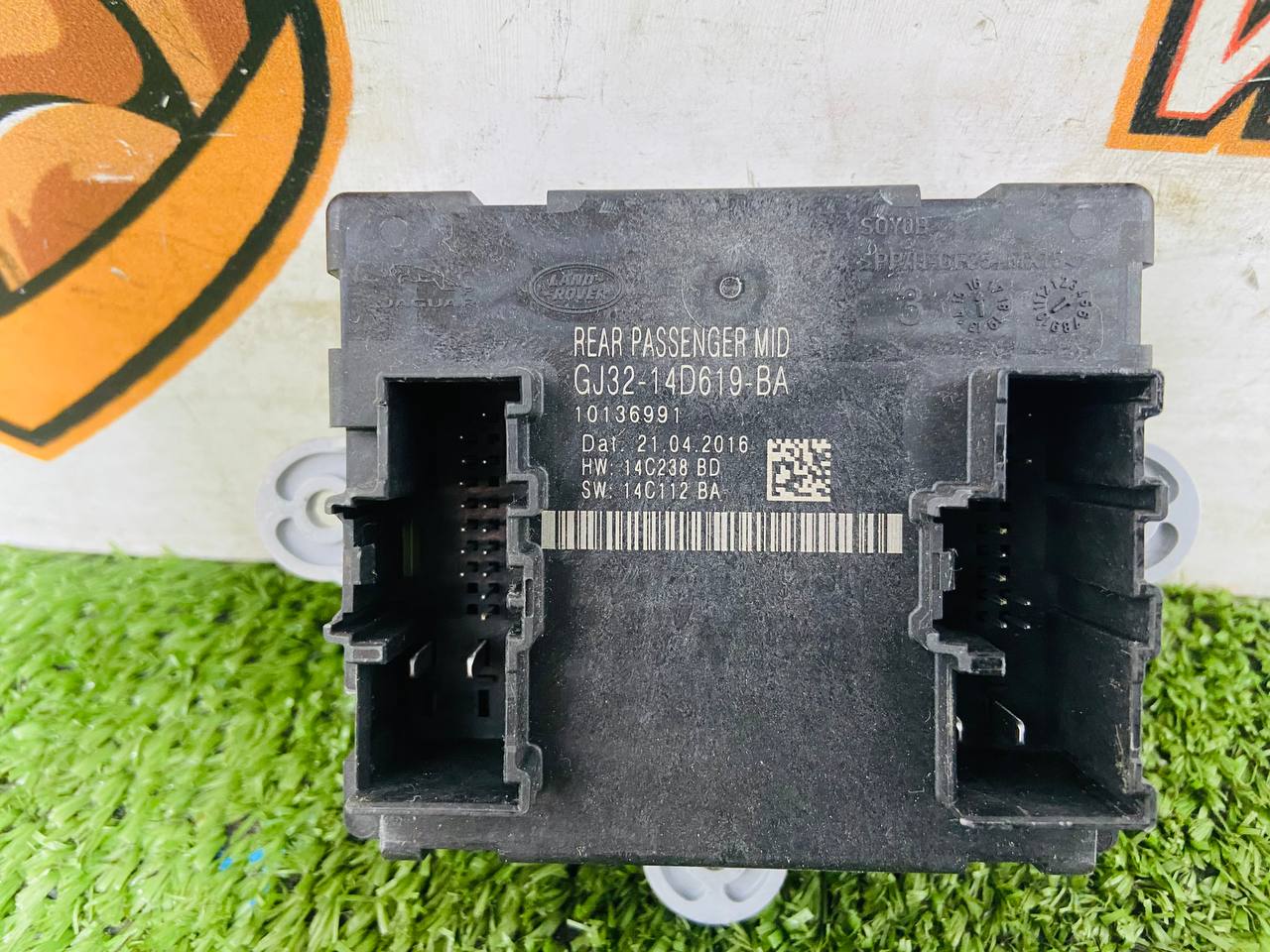 T4N6281 Comfort block for rear door passenger side Jaguar XF X260 (2015-) Used cost 50 € in stock 3 pcs.