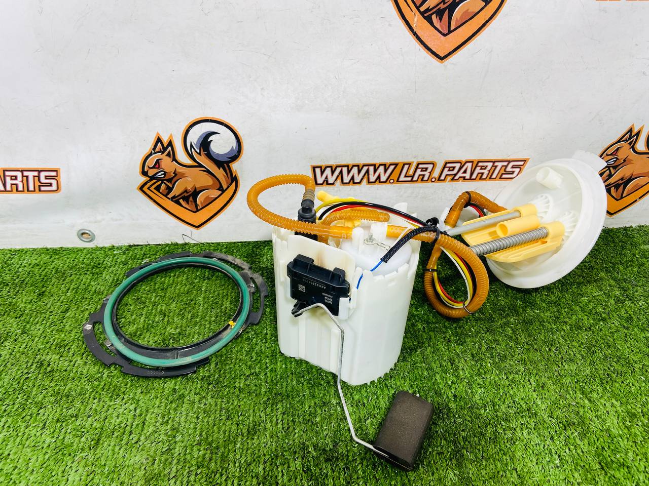 T4N7832 Fuel pump assembly submerged Jaguar F-Pace X761 (2017-) Used cost € in stock 1 pcs.