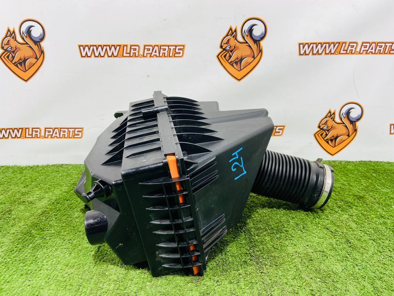 113123507 Right air filter housing 3.0IE AJ20P6 Petrol Range Rover Sport L461 (2023-) Used cost 450 € in stock 1 pcs.