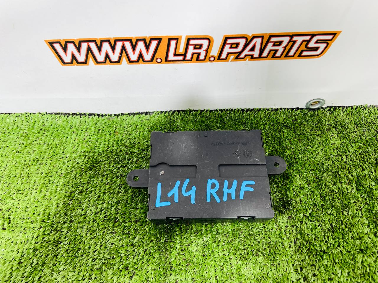 524123487 Control unit for the driver's door of Range Rover Sport L461 (2023-) Used cost 309,06 € in stock 5 pcs.