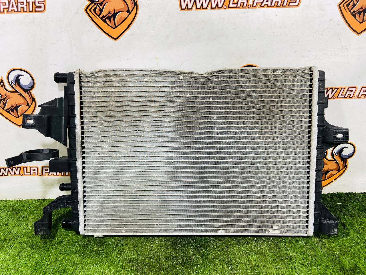 C2C39565 Radiator of the Jaguar F-Type X152 (2014-) supercharger, used. cost € in stock 1 pcs.
