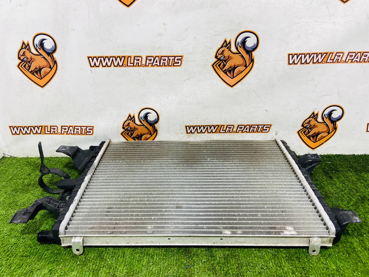 C2C39565 Radiator of the Jaguar F-Type X152 (2014-) supercharger, used. cost € in stock 1 pcs.