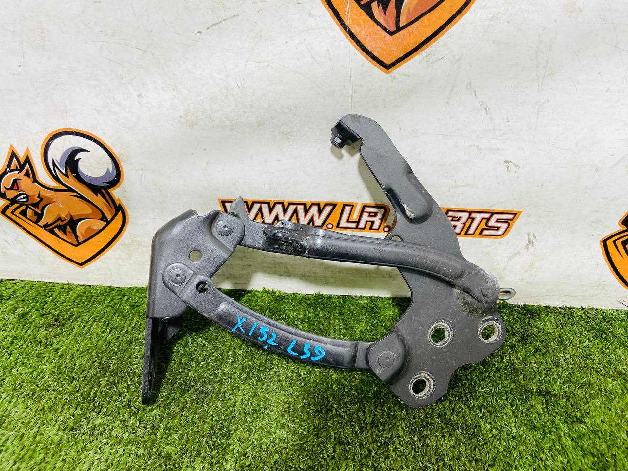 C2P26222 Hood hinge right Jaguar F-Type X152 (2014-) Used cost 120 € in stock 1 pcs.