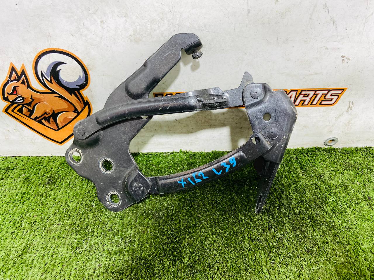 C2P26223 Left Hood Hinge for Jaguar F-Type X152 (2014-) Used cost 110 € in stock 1 pcs.