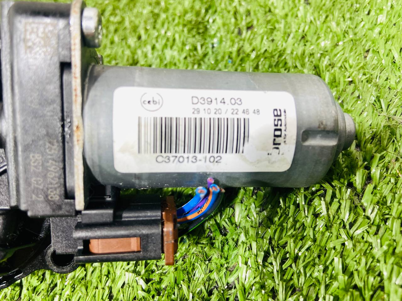 C37013102 Seat adjustment motor for Range Rover L405 (2013-2021) used cost € in stock 1 pcs.
