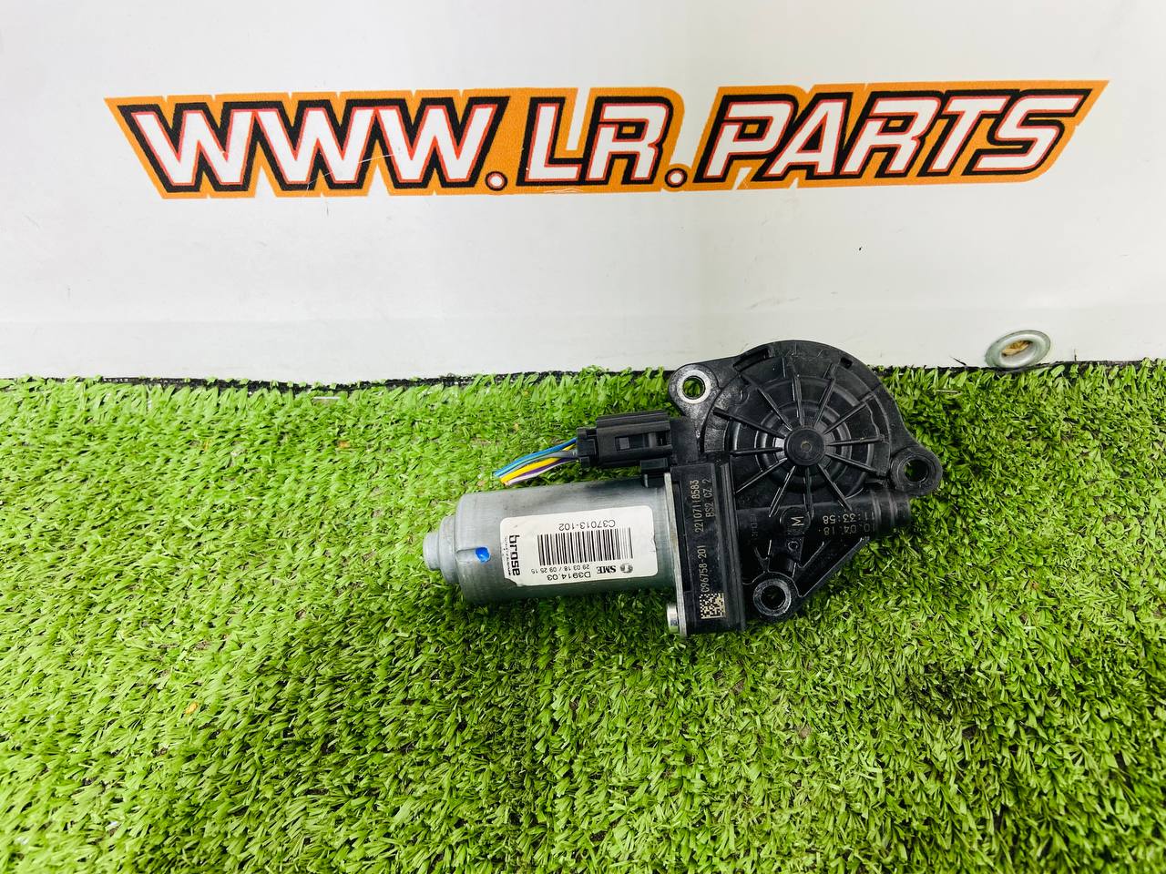 C37013102 Seat adjustment motor for Range Rover L405 (2013-2021) used cost € in stock 1 pcs.