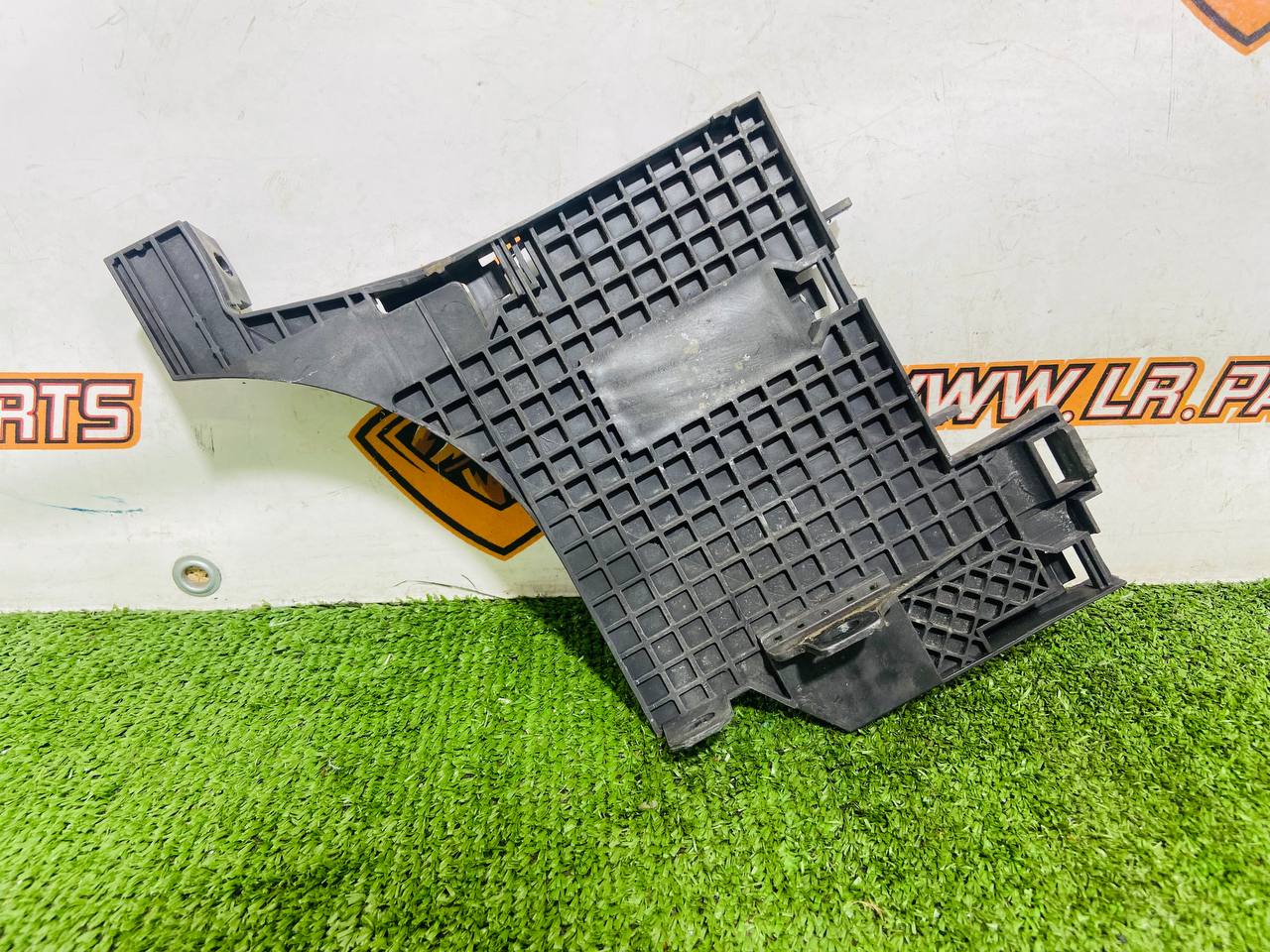 LR025744 Right headlight mounting bracket RANGE ROVER EVOQUE L538 2011-2018 Used cost 35 € in stock 1 pcs.