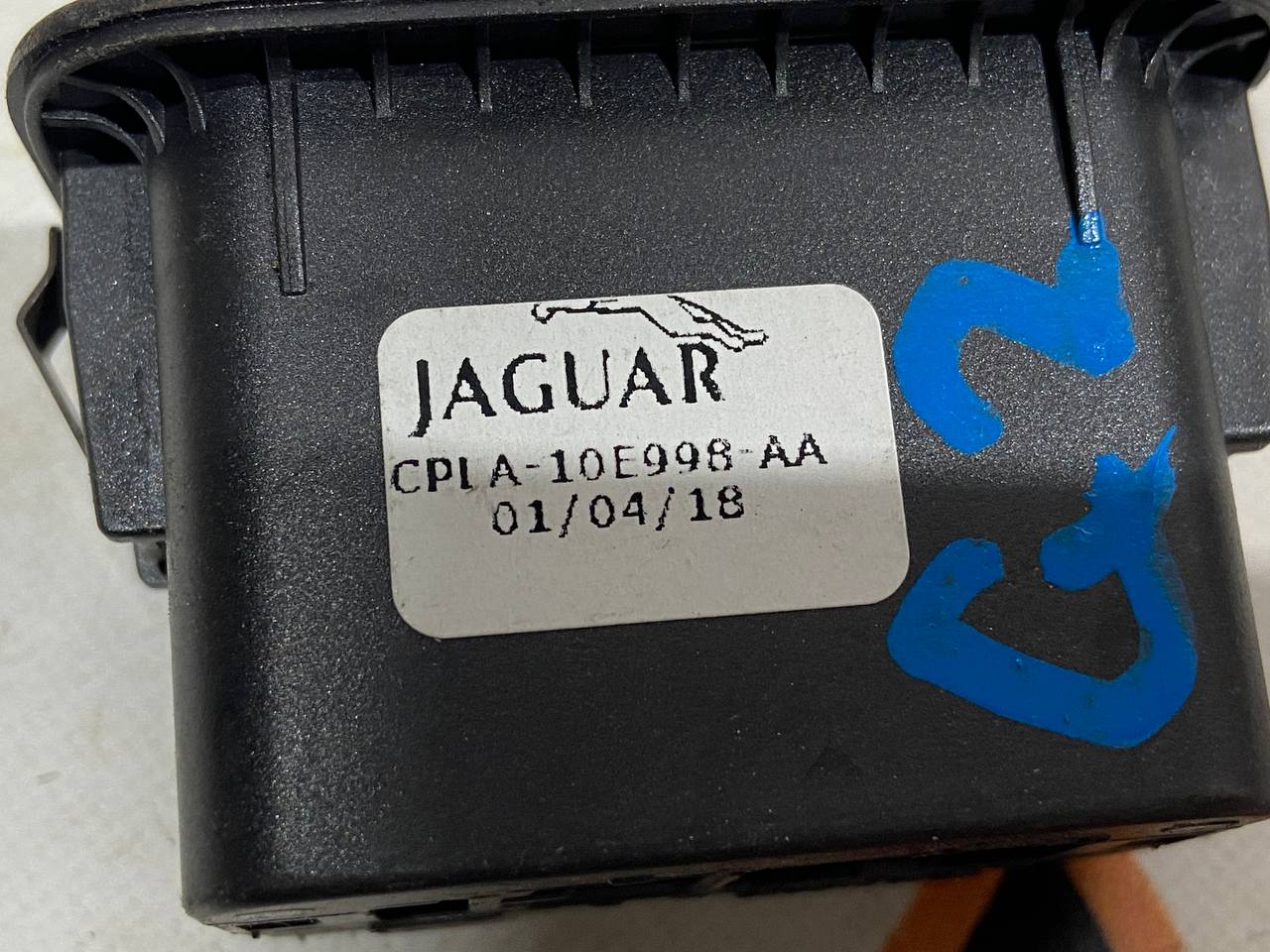 LR040338 Luggage compartment door switch for Range Rover Sport L494 (2014-2022) Used - Image 17