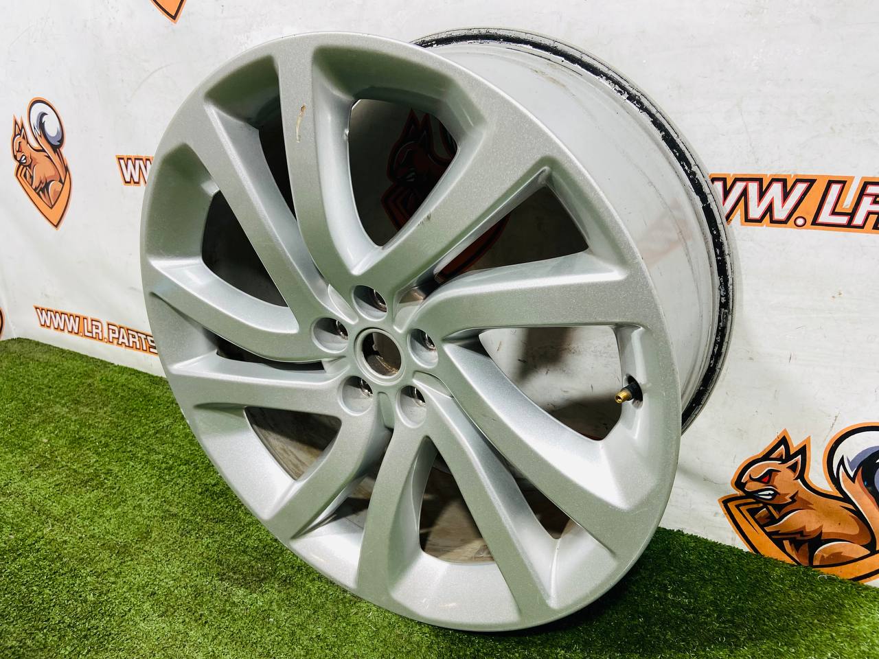 LR082901 Wheel disc R22 9.5J Aero V Sparkle Silver Land Rover Discovery 5 L462 (2017-) Used cost 250 € in stock 3 pcs.